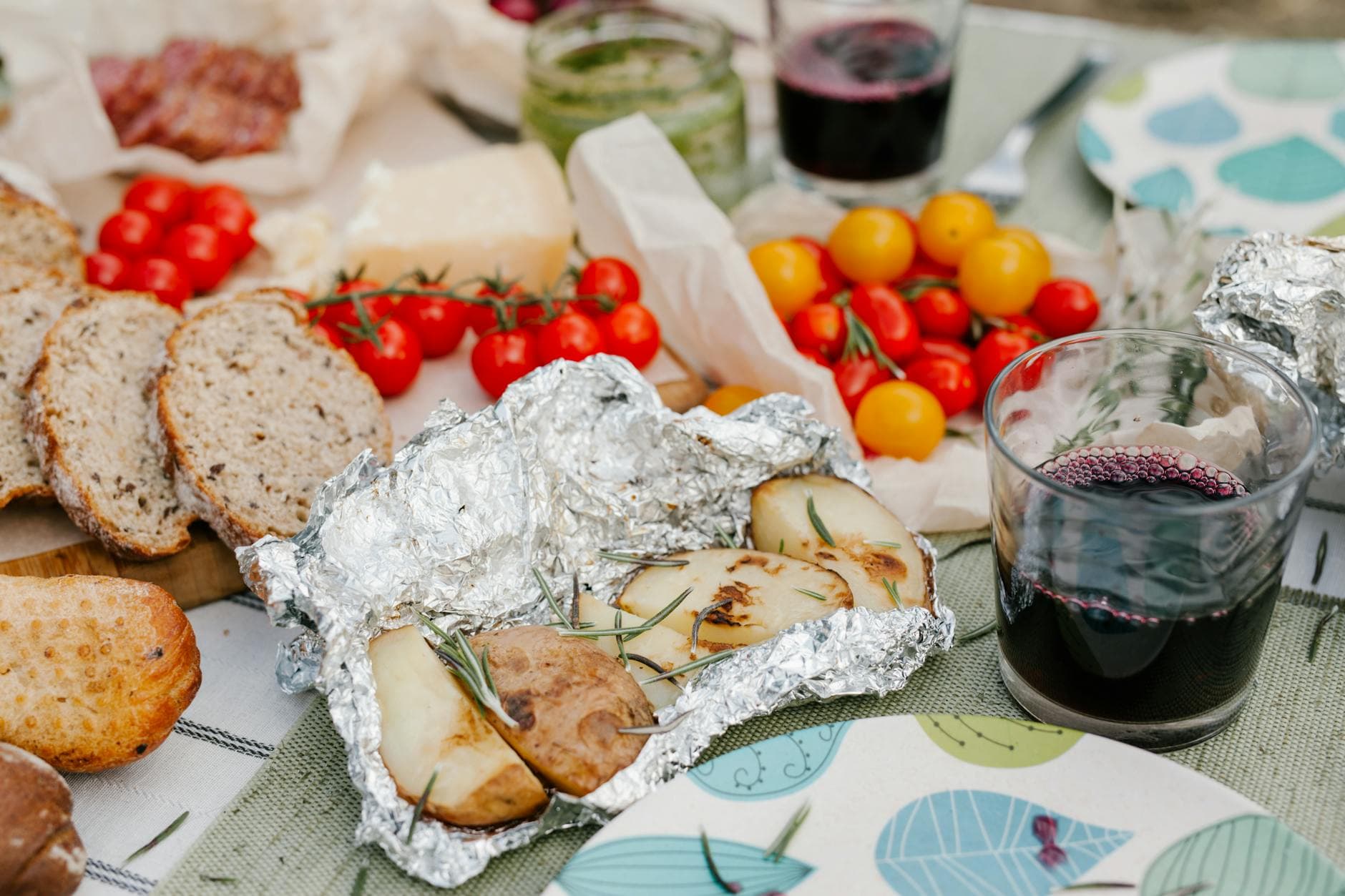 Picnic di Pasquetta: Idee Golose, Vini Perfetti e Mete da Sogno per una Giornata all’Aperto