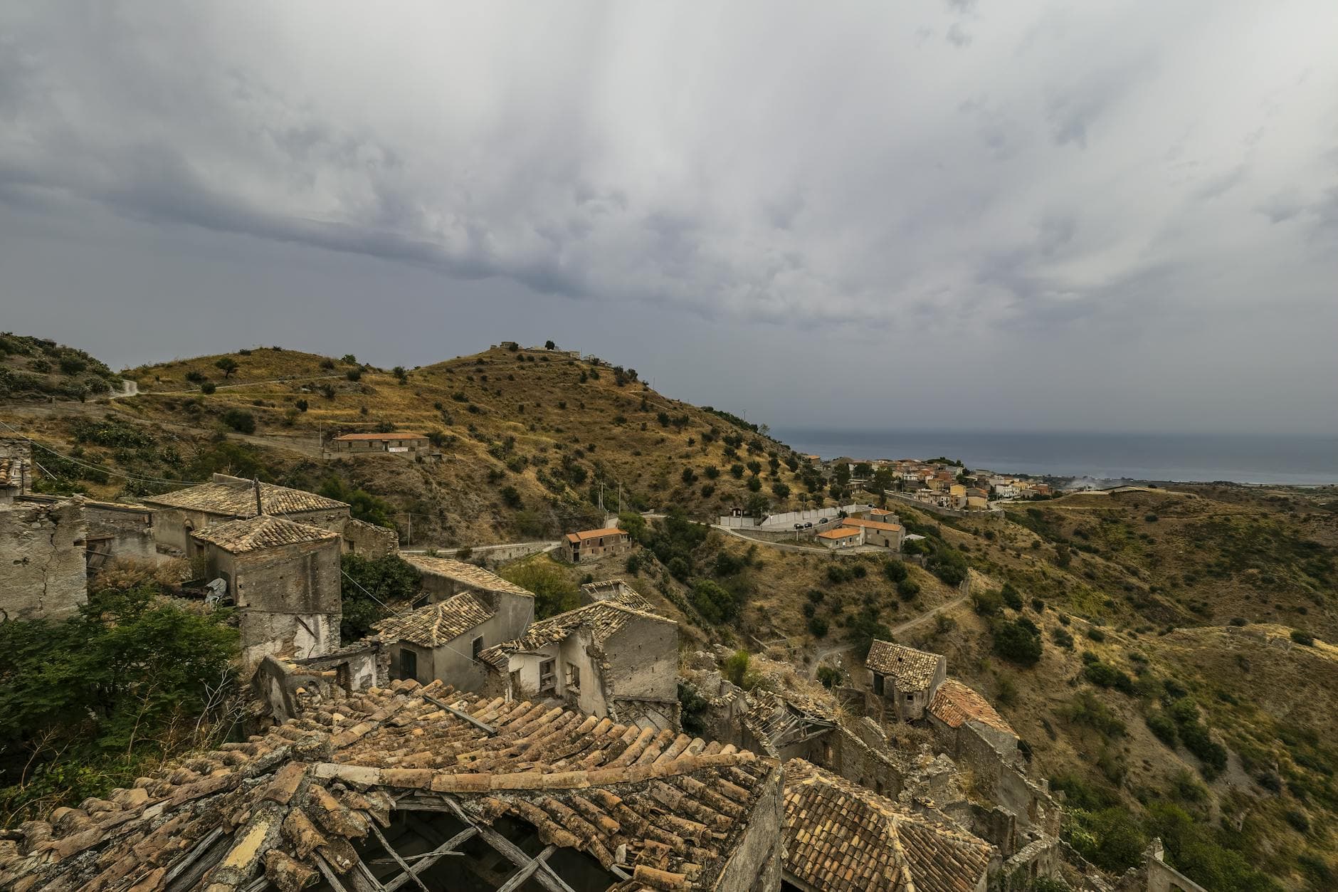 Borghi autentici lontano dal turismo di massa: Costa Rei, Calasetta e le vallate del Centro Italia nel 2026