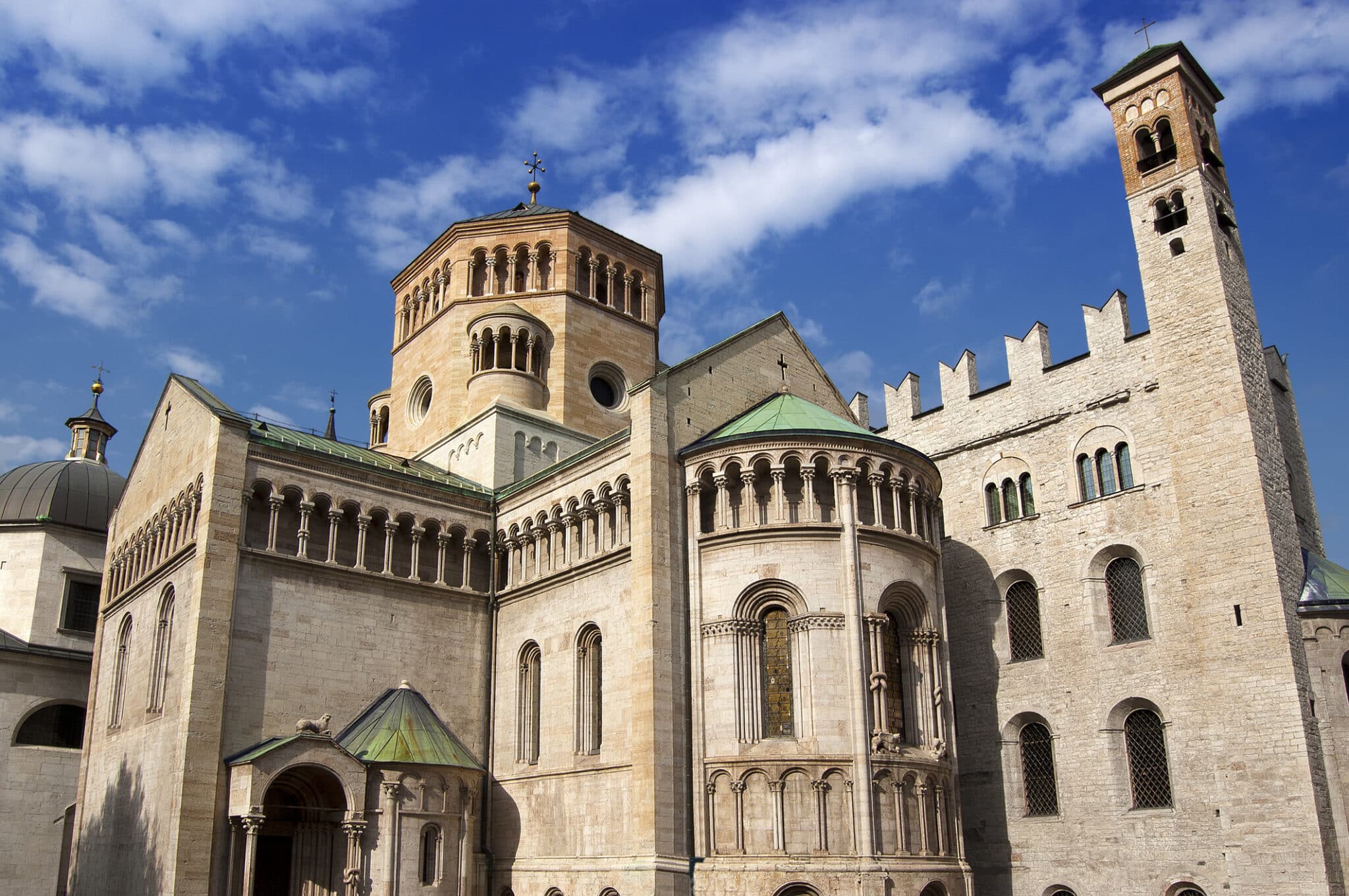 Duomo Trento sotto cielo azzurro.