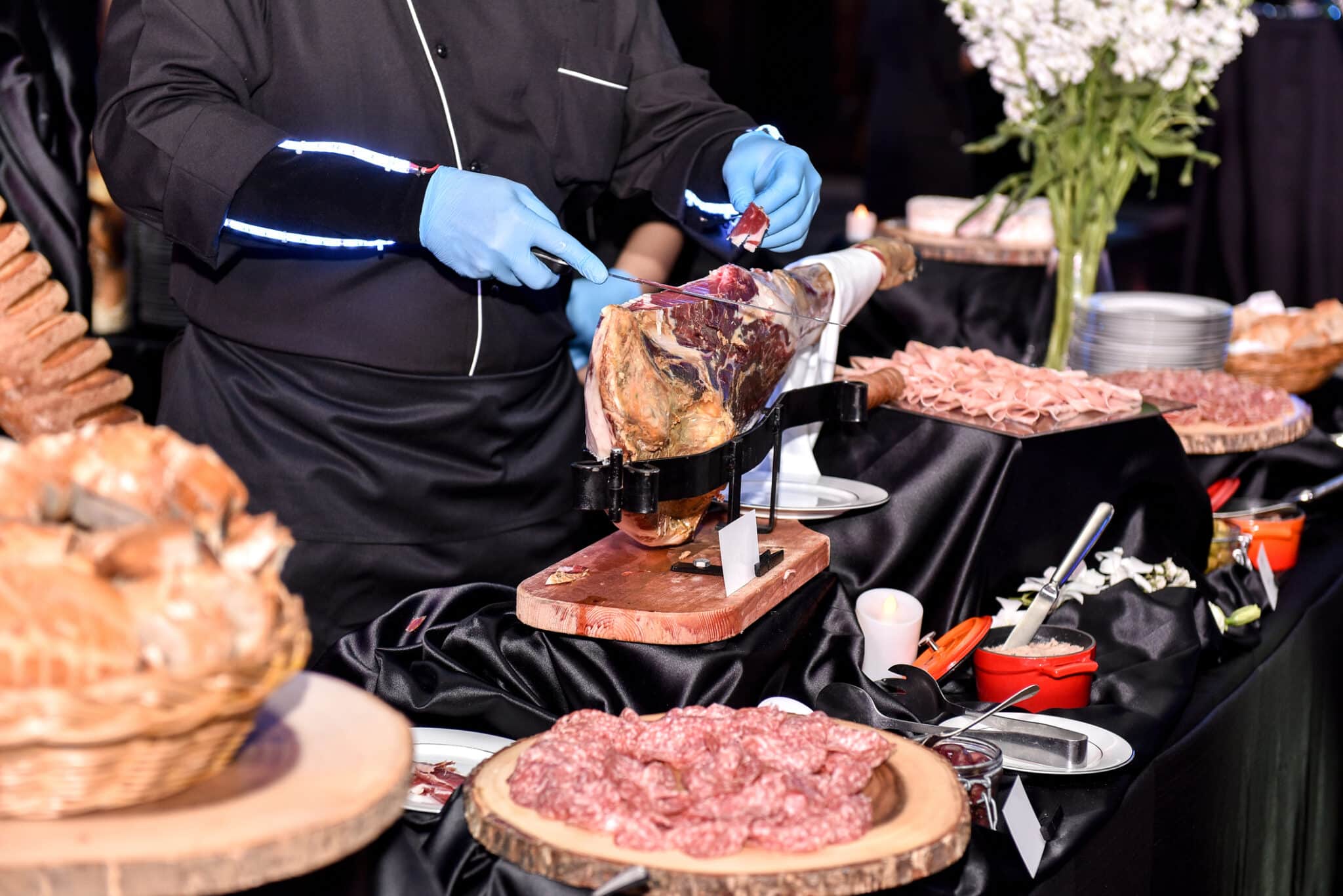 Cuoco che taglia un prosciutto di Parma durante l'evento