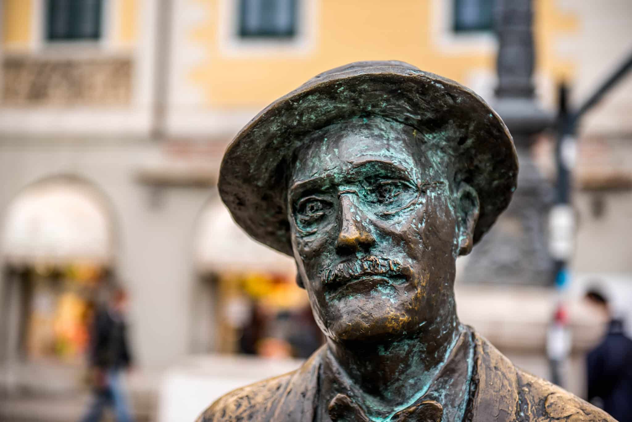 La statue de James Joyce à Trieste. La statue en bronze du célèbre romancier irlandais James Joyce surplombe le Canale Grande à Trieste, en Italie.