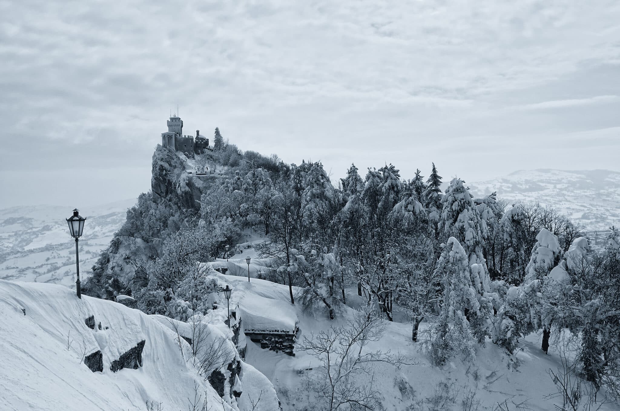 La torre di San marino in inverno con la neve