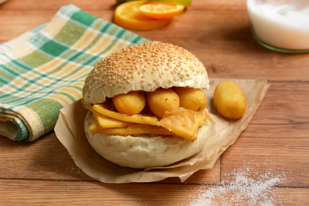 Panino con patatine e polpette di formaggio.