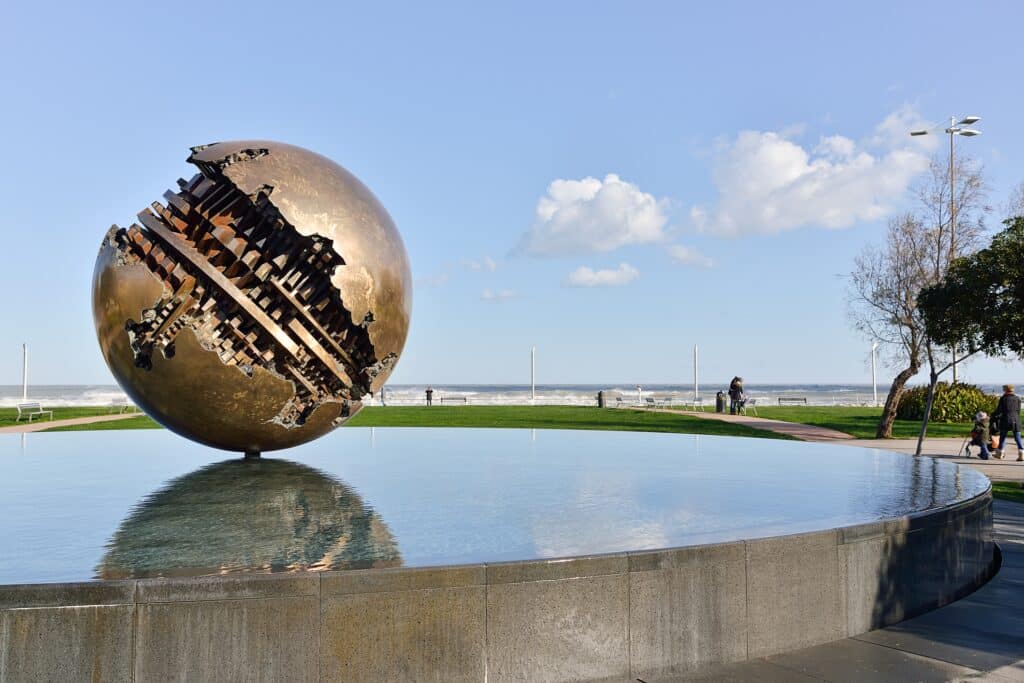 Pesaro und der große Ball von A Pomodoro. Monumentale Skulpturen und Kunst an der Strandpromenade von Pesaro