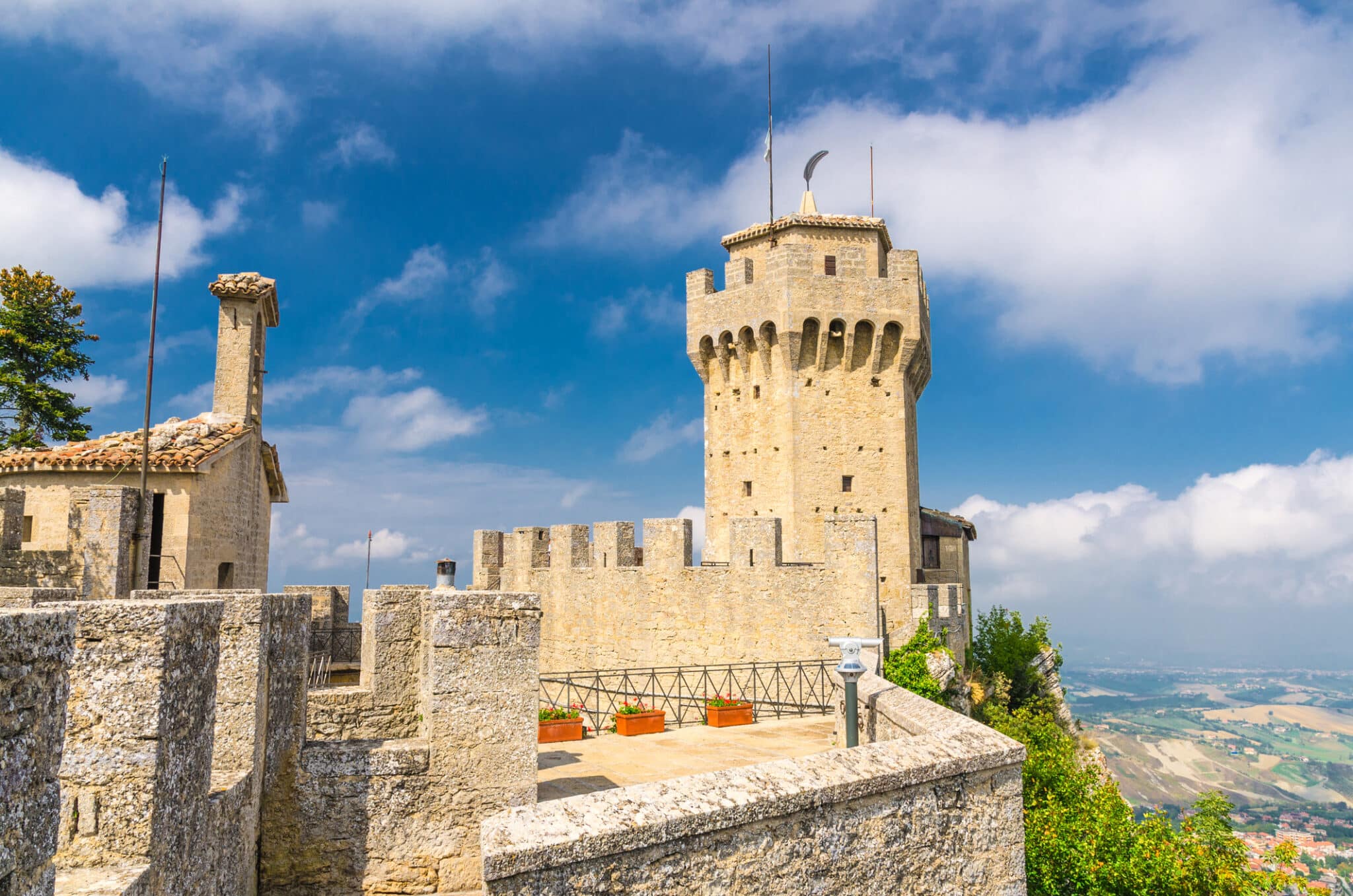 Repubblica di San Marino Seconda Torre La Cesta seconda torre della fortezza con merli e pareti in mattoni sulla roccia di pietra del Monte Titano, cielo blu con nuvole bianche sullo sfondo