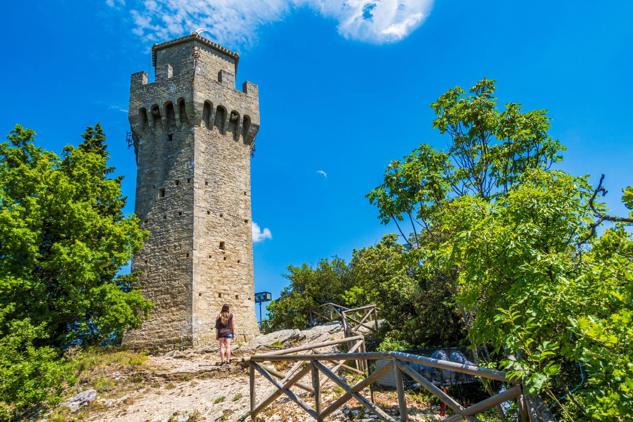 San Marino, Montale, la terza torre a tre punte che sovrasta la città. La torre è situata sulla più alta delle vette del Monte Titano.