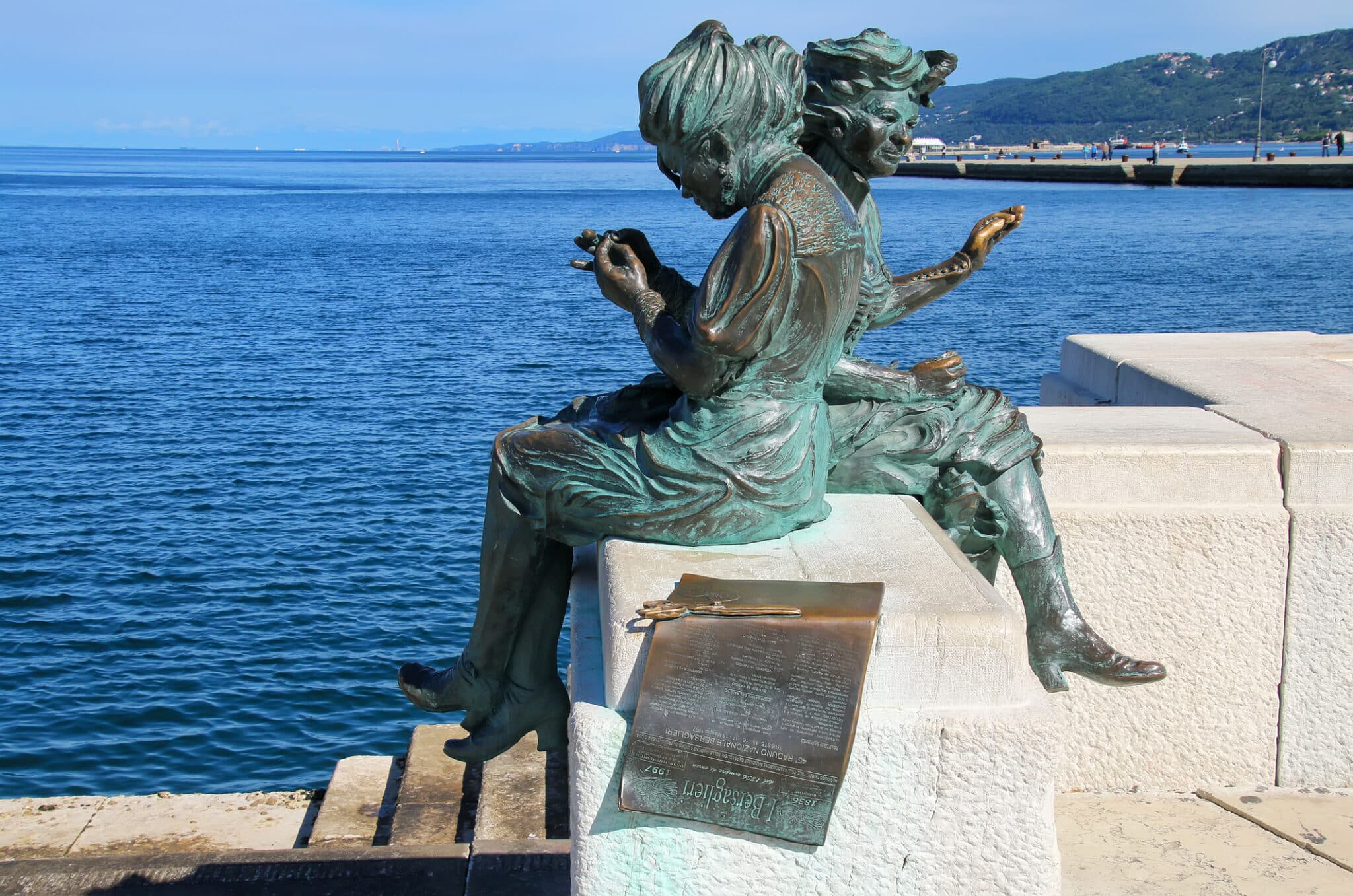 Statue de Le Sartine sur le front de mer de Trieste, en Italie. Trieste est la capitale de la région autonome Frioul-Vénétie Julienne.