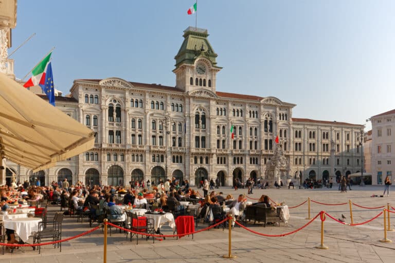 Tables bondées au Caffè degli Specchi, le café le plus célèbre de Trieste, sur la Piazza Unità d'Italia,