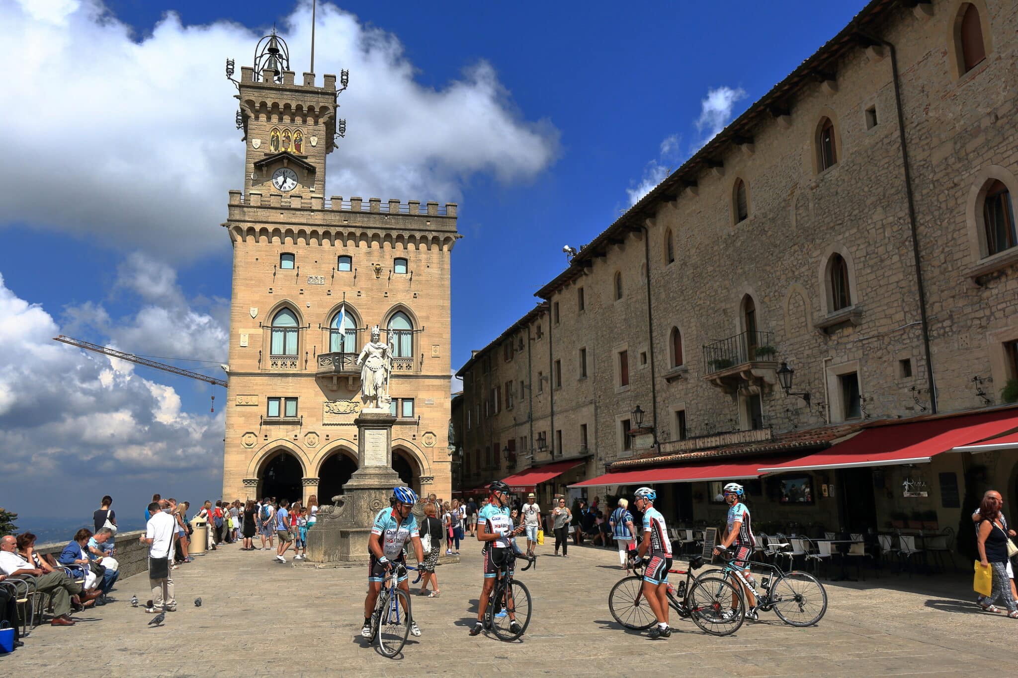 Turisti in Piazza della Libertà a San Marino