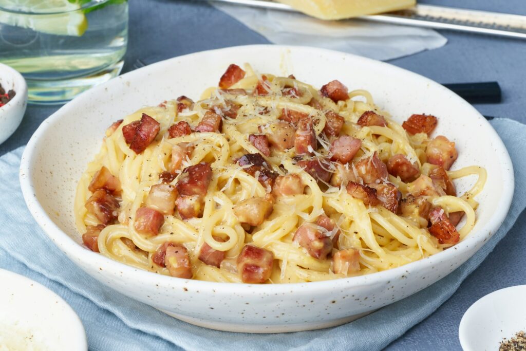 Pâtes à la carbonara. Spaghetti à la pancetta