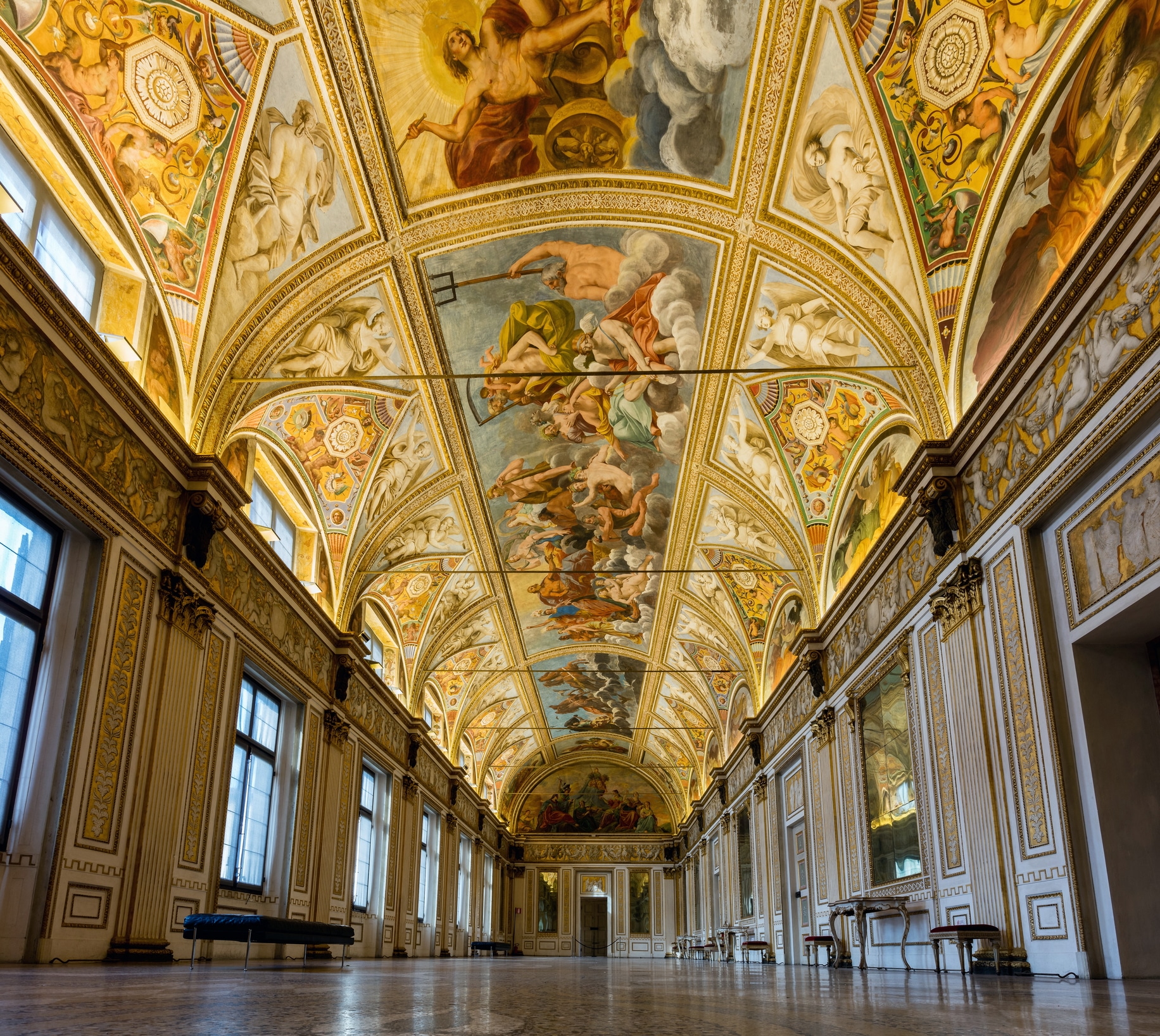 Soffitto affrescato e decorato in palazzo storico