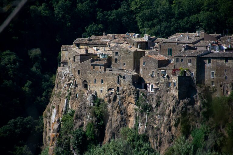 Une vue splendide de la ville de Calcata perchée sur un rocher.