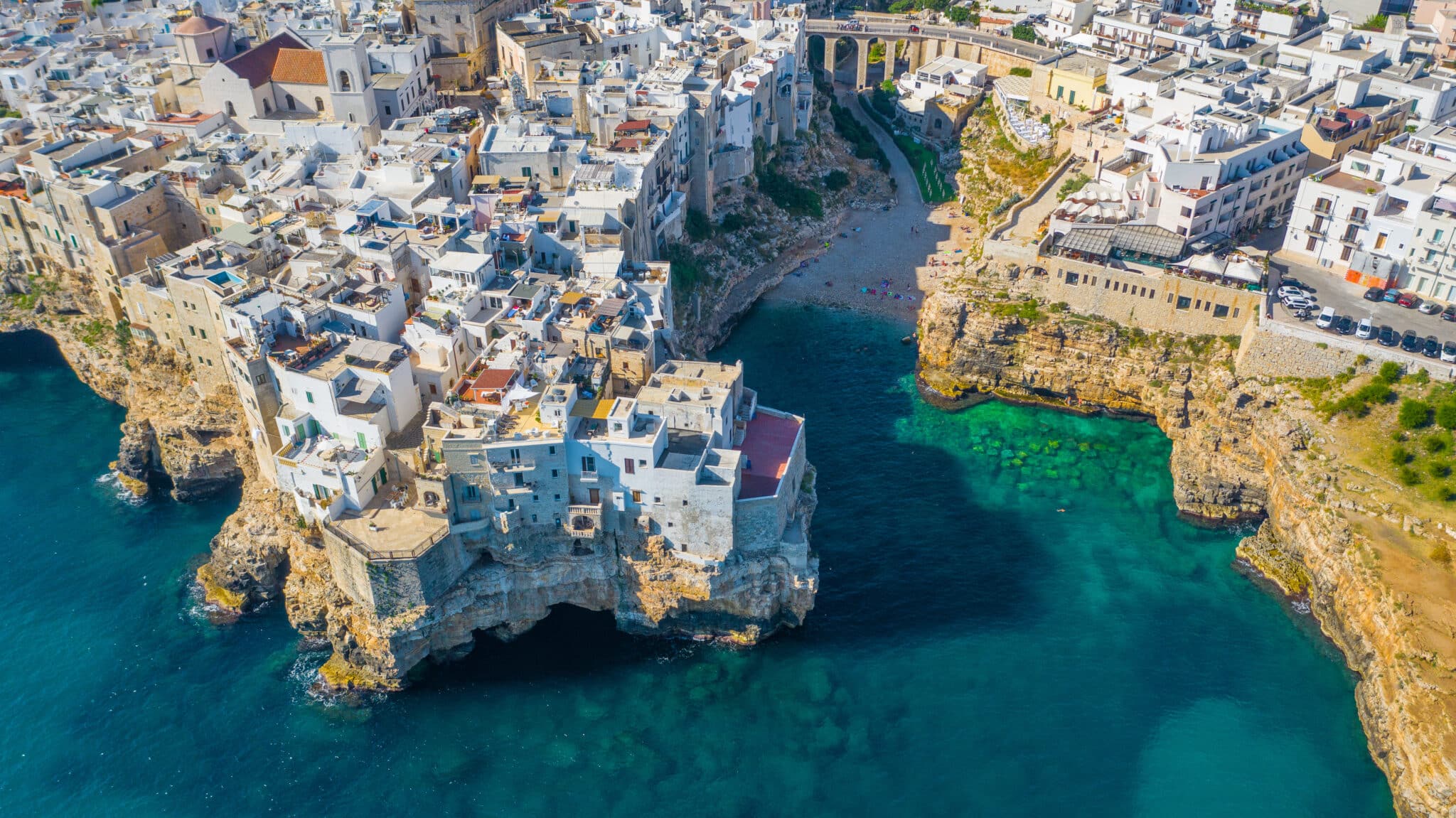 Polignano a Mare 鸟瞰图，Cala Porto Puglia 景观。