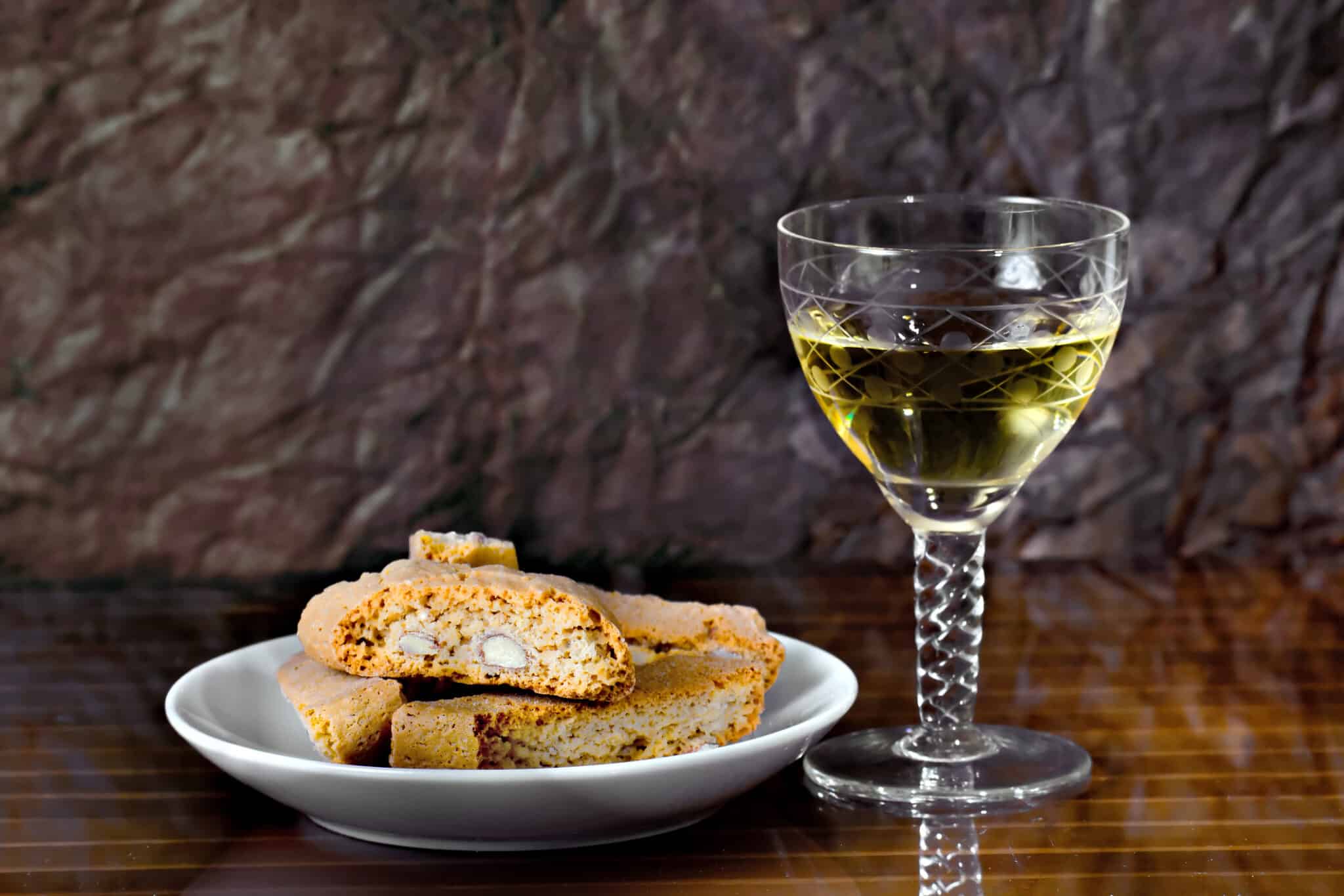 Biscotti cantucci e vino dolce da dessert.