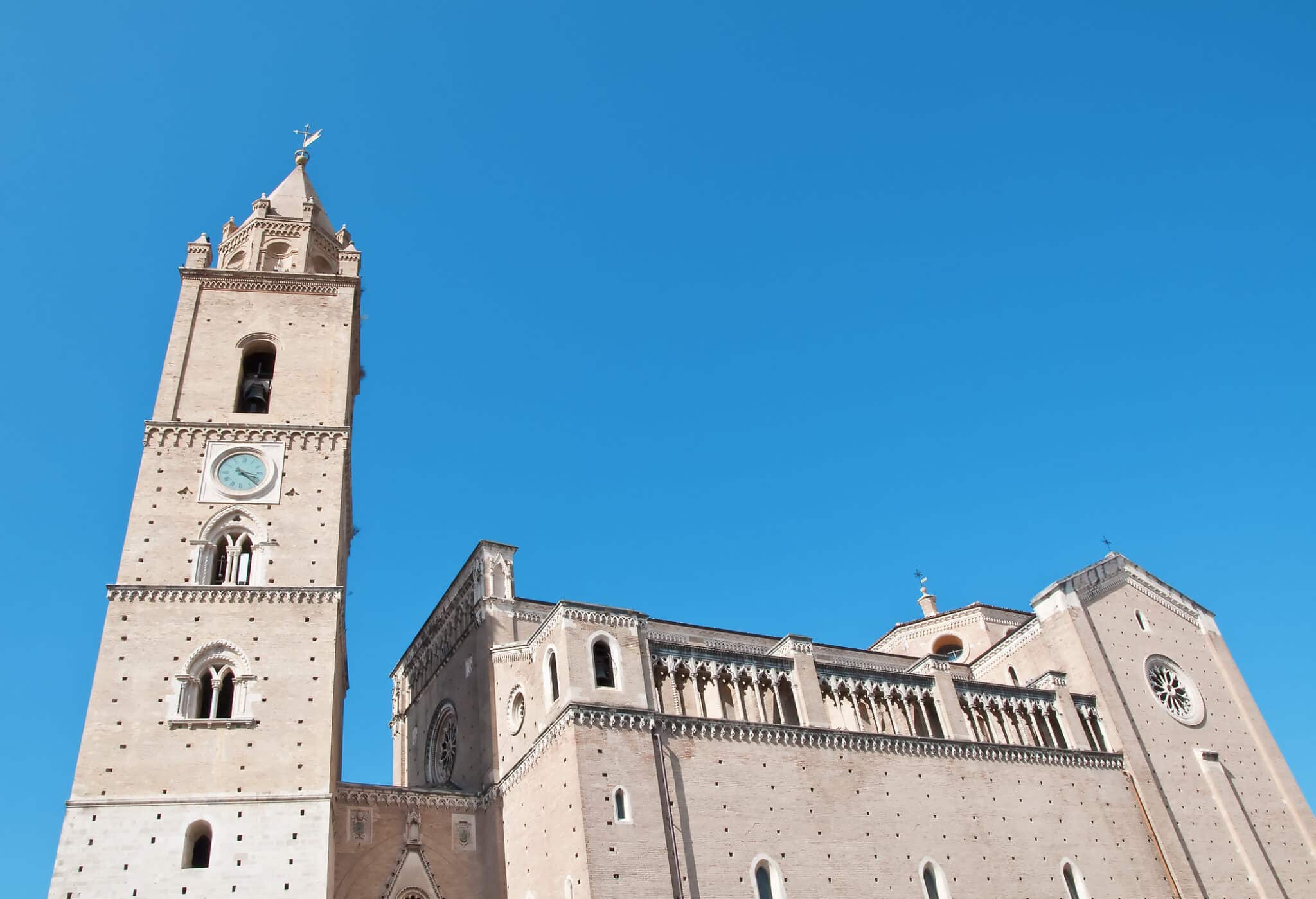 Duomo medievale sotto cielo azzurro.