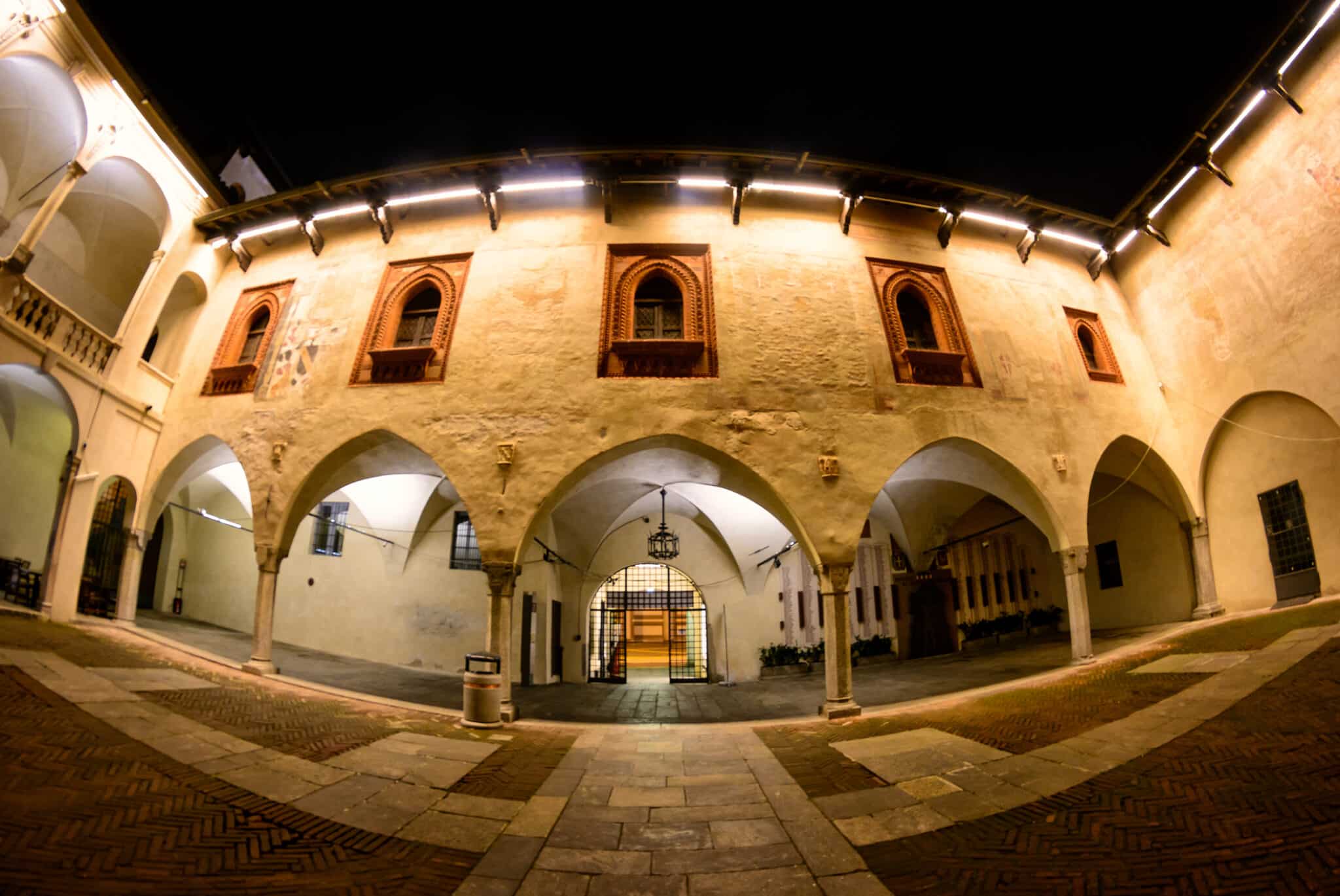 Centro di novara illuminata di notte