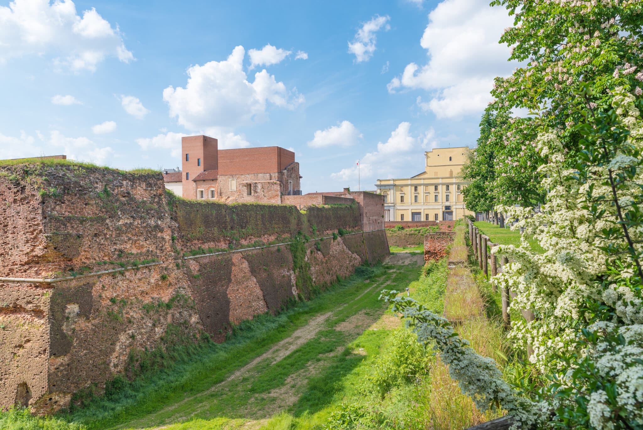 Città di Novara, Italia. Il Castello Visconteo Sforzesco di Novara (Castello Visconteo Sforzesco) circondato da un fossato (XIII secolo con successive modifiche), nel centro storico della città, Italia