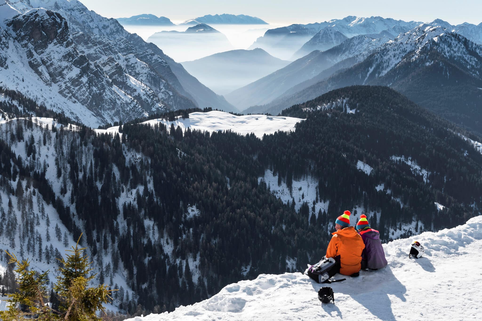 Les gens regardent les montagnes enneigées.