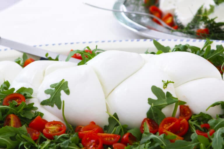 Mozzarella di bufala campana avec roquette et tomates cerises