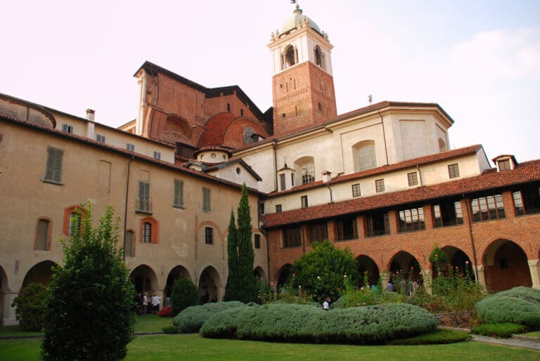 Novara, Italia. Collegiata e Duomo. I giardini del chiostro del Duomo di Novara. Italia