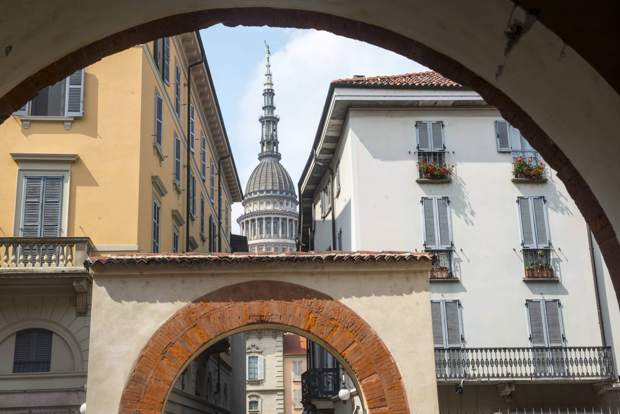 Novara (Italia). Novara (Piemonte, Italia) cupola della chiesa di San Gaudenzio dal portico del Broletto