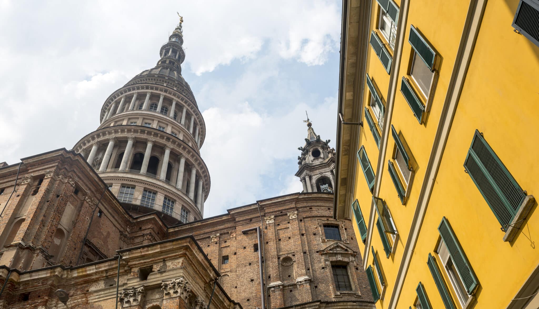 Novara (Italia). Novara (Piemonte, Italia) cupola e campanile della chiesa di San Gaudenzio