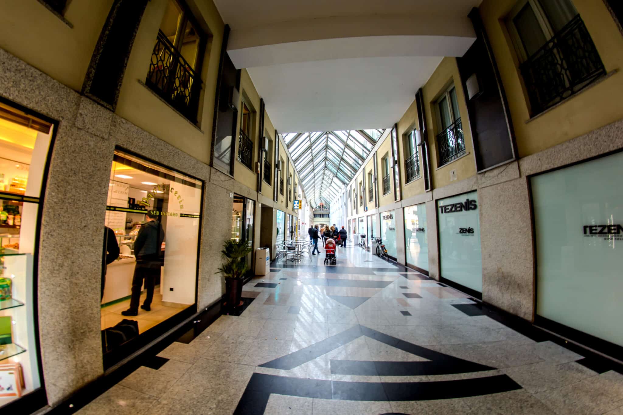 Un famoso centro commerciale con boutique negli antichi edifici d'Italia.