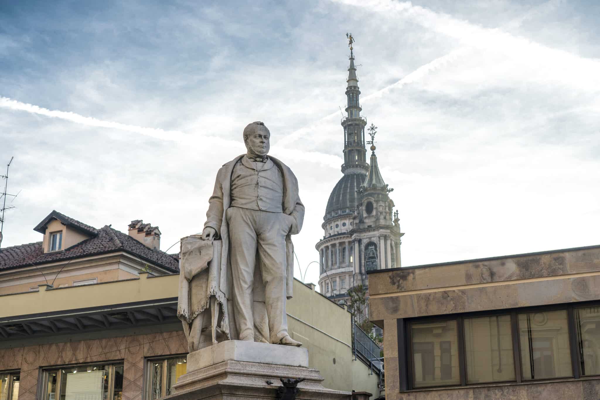 Veduta della famosa Cupola della Basilica di San Gaudenzio a Novara. Camillo Benso, conte di Cavour.