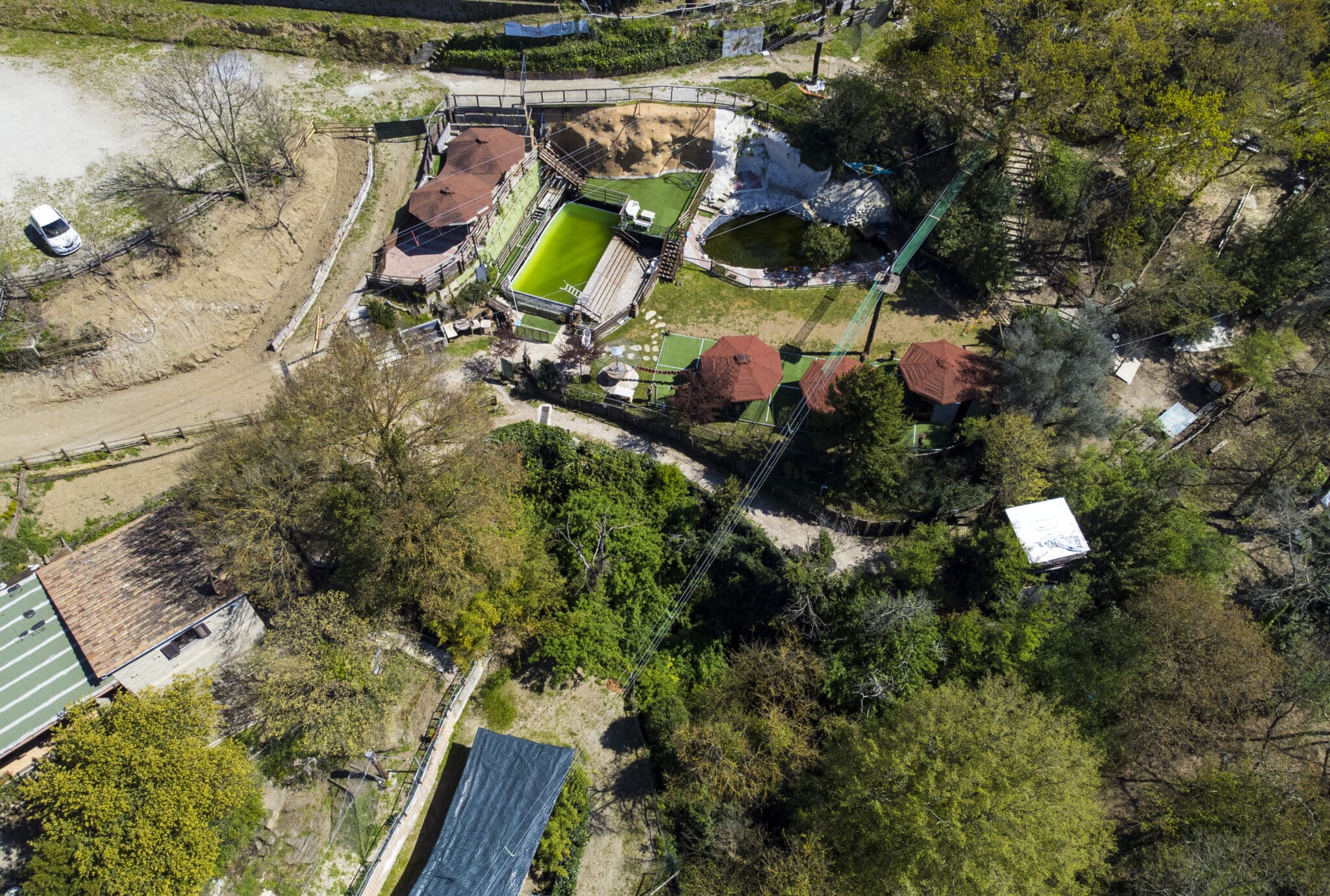 Vista aerea di un complesso residenziale con giardino.