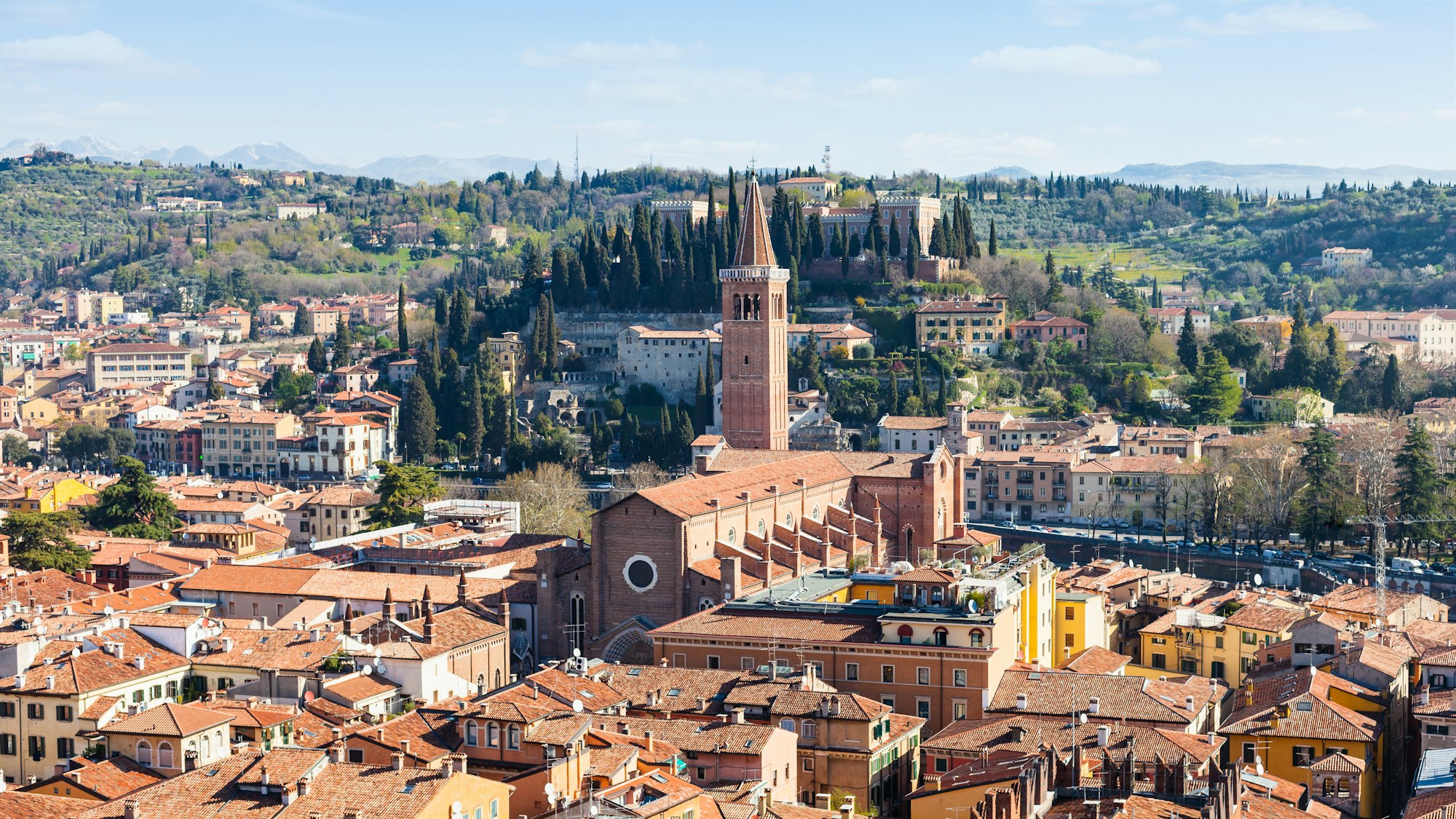 sopra vista Verona con la Chiesa di Santa Anastasia