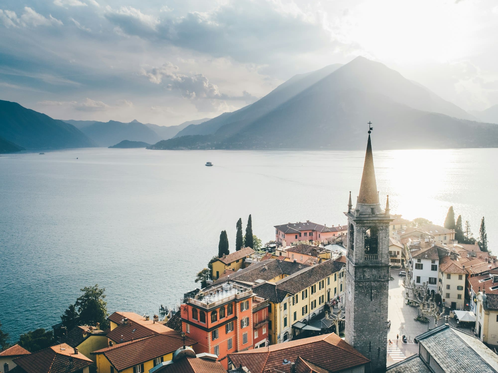 Vista aerea dal lago di como