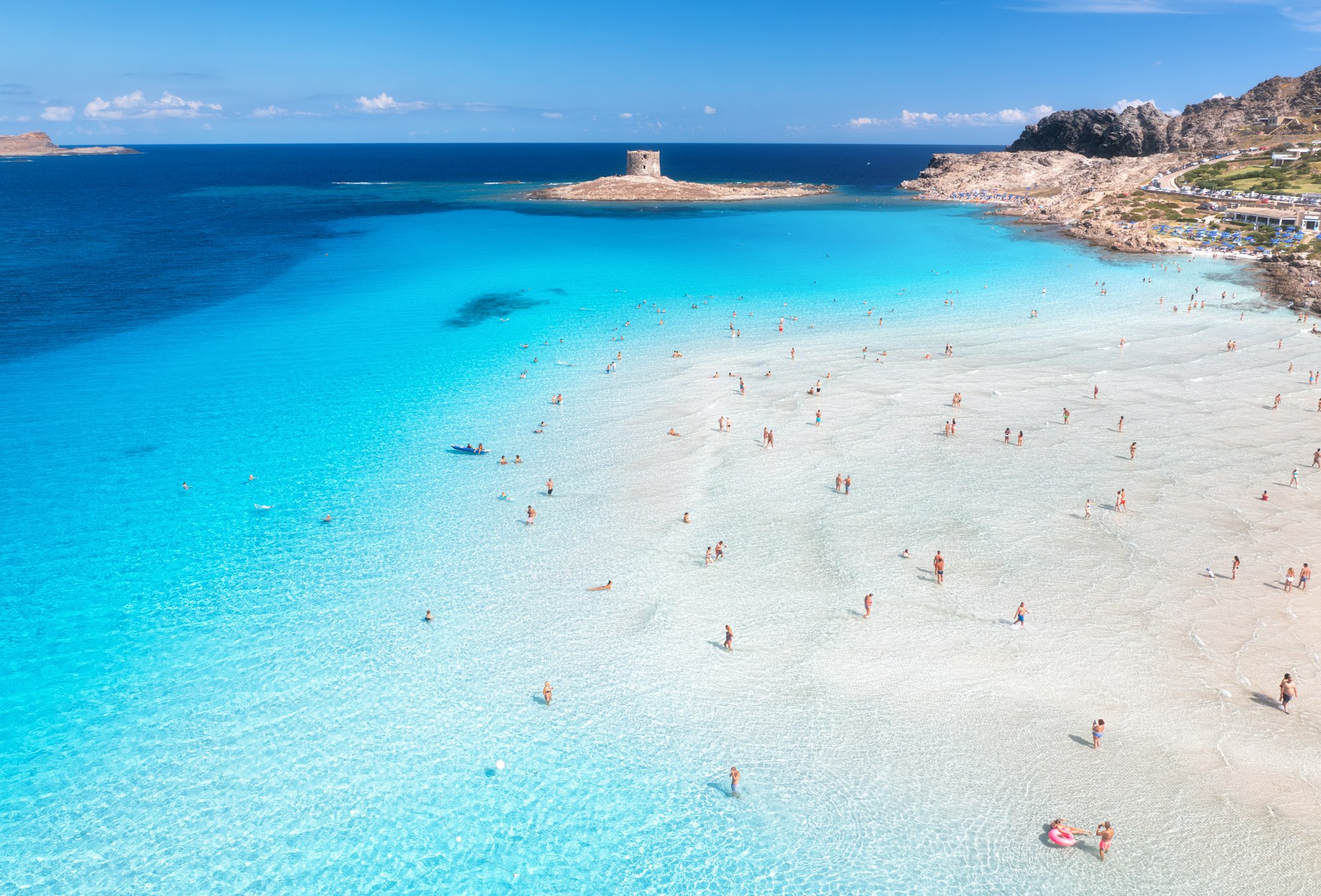 Veduta aerea della famosa spiaggia La Pelosa durante la soleggiata giornata estiva