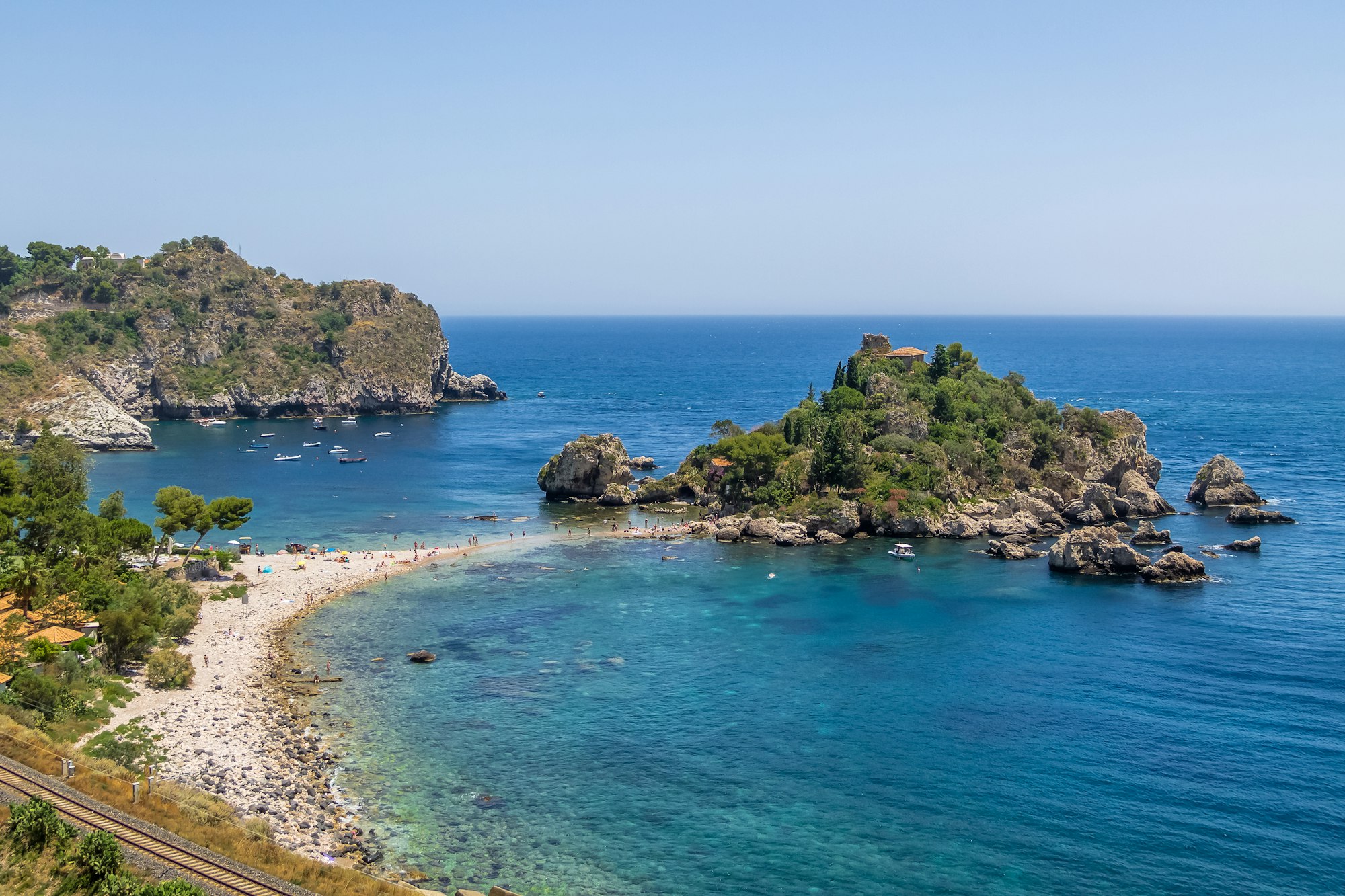 Veduta aerea dell'isola e della spiaggia di Isola Bella - Taormina, Sicilia, Italia