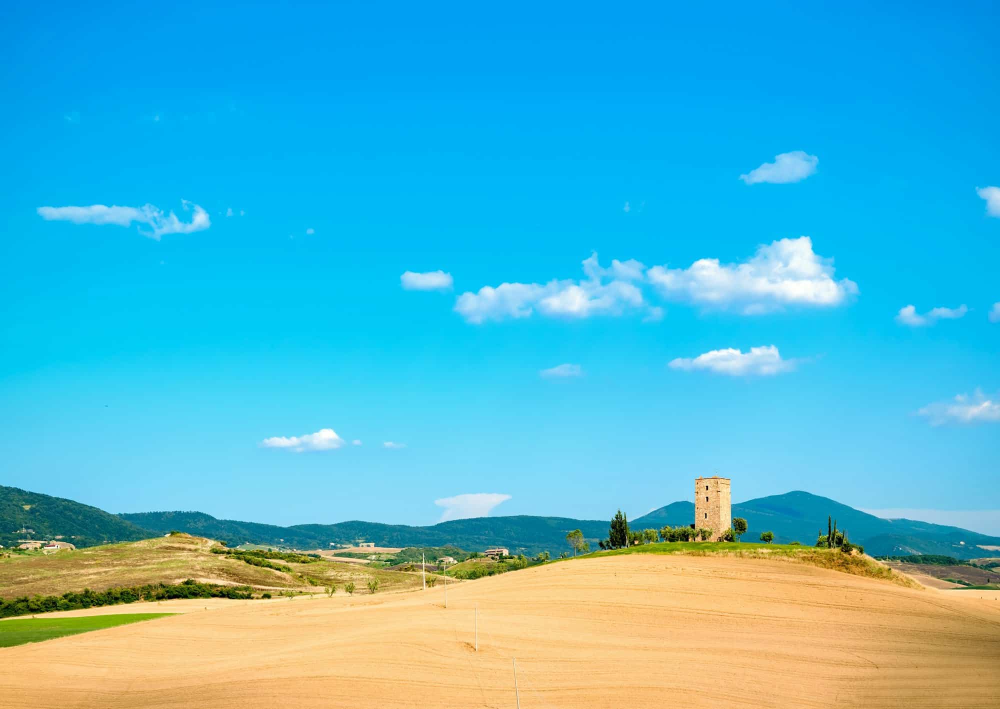 Antica torre medievale sulle colline della Val d'Orcia