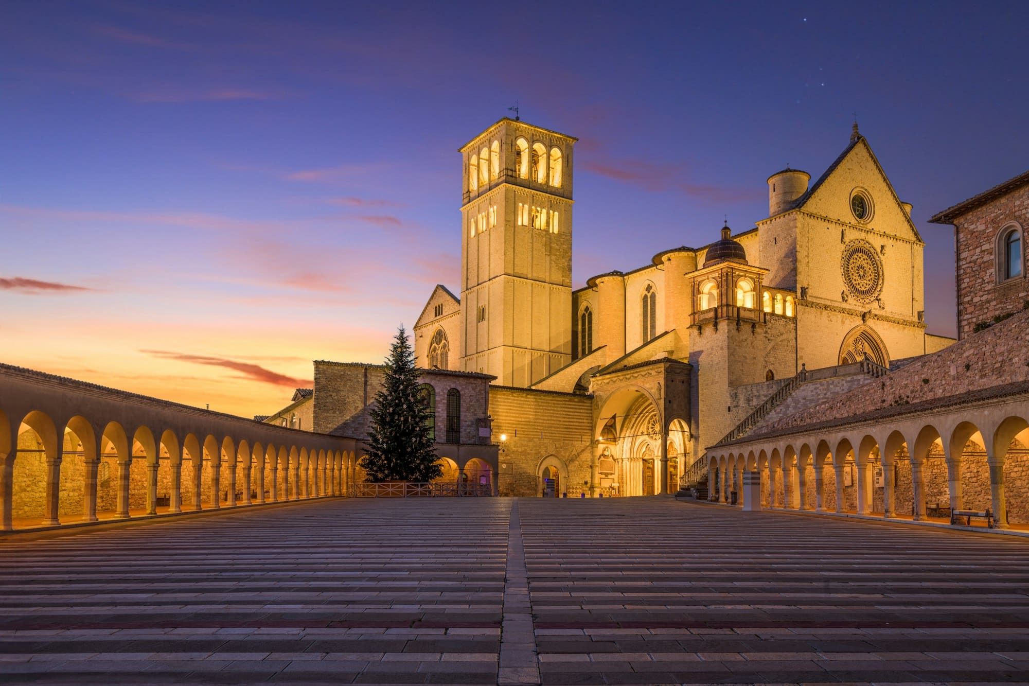 Assisi, Italia con la Basilica di San Francesco d'Assisi