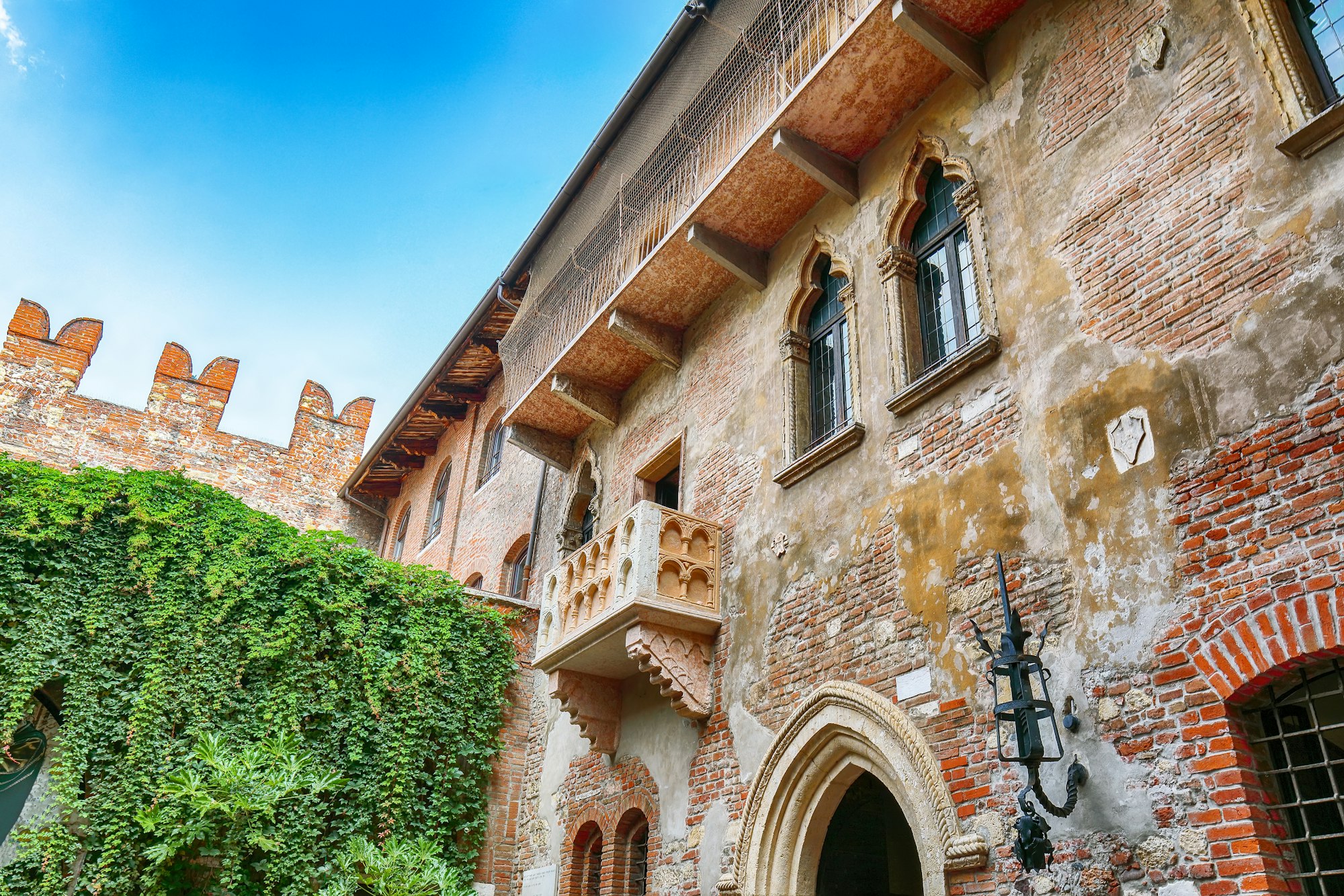 Sorprendente paesaggio urbano di Verona con patio e balcone della casa di Romeo e Giulietta