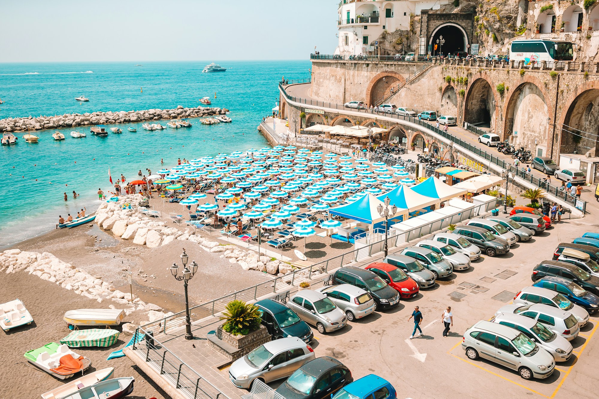 Bellissime città costiere d'Italia - pittoresco villaggio di Amalfi in Costiera Amalfitana