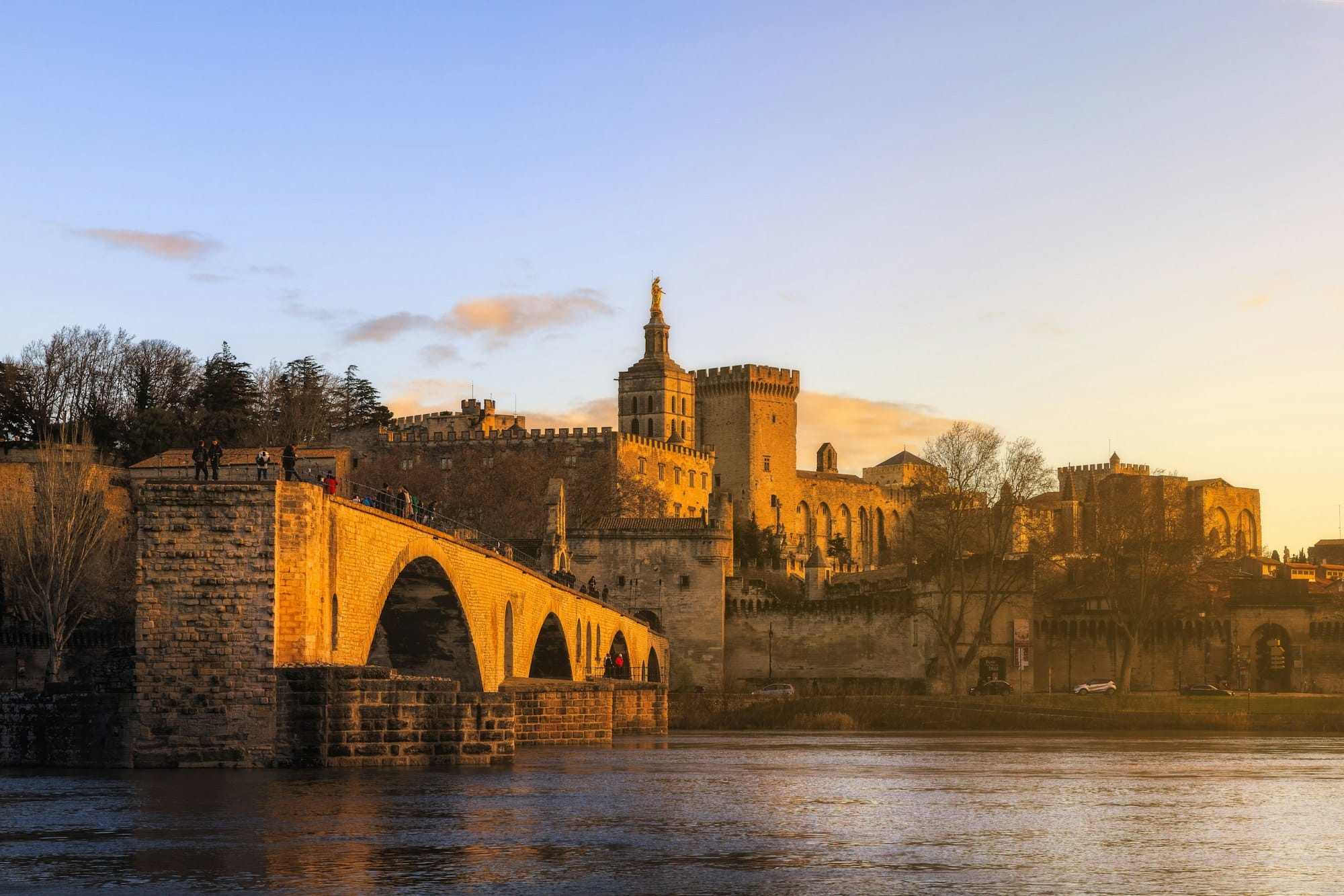 Splendida inquadratura del ponte di Avignone contro un vecchio castello al tramonto in Francia.