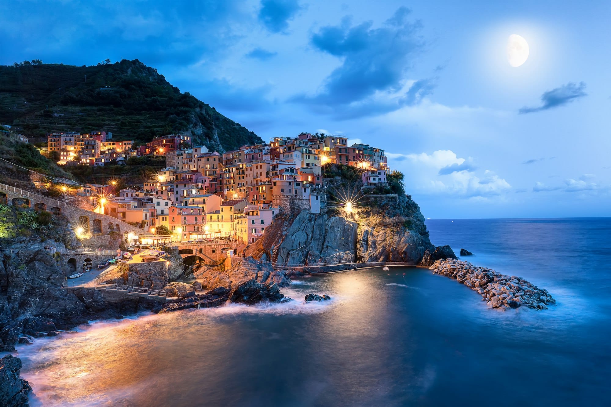 Villaggio di Manarola nelle Cinque Terre di Sera perfetto per un fine settimana Romantico