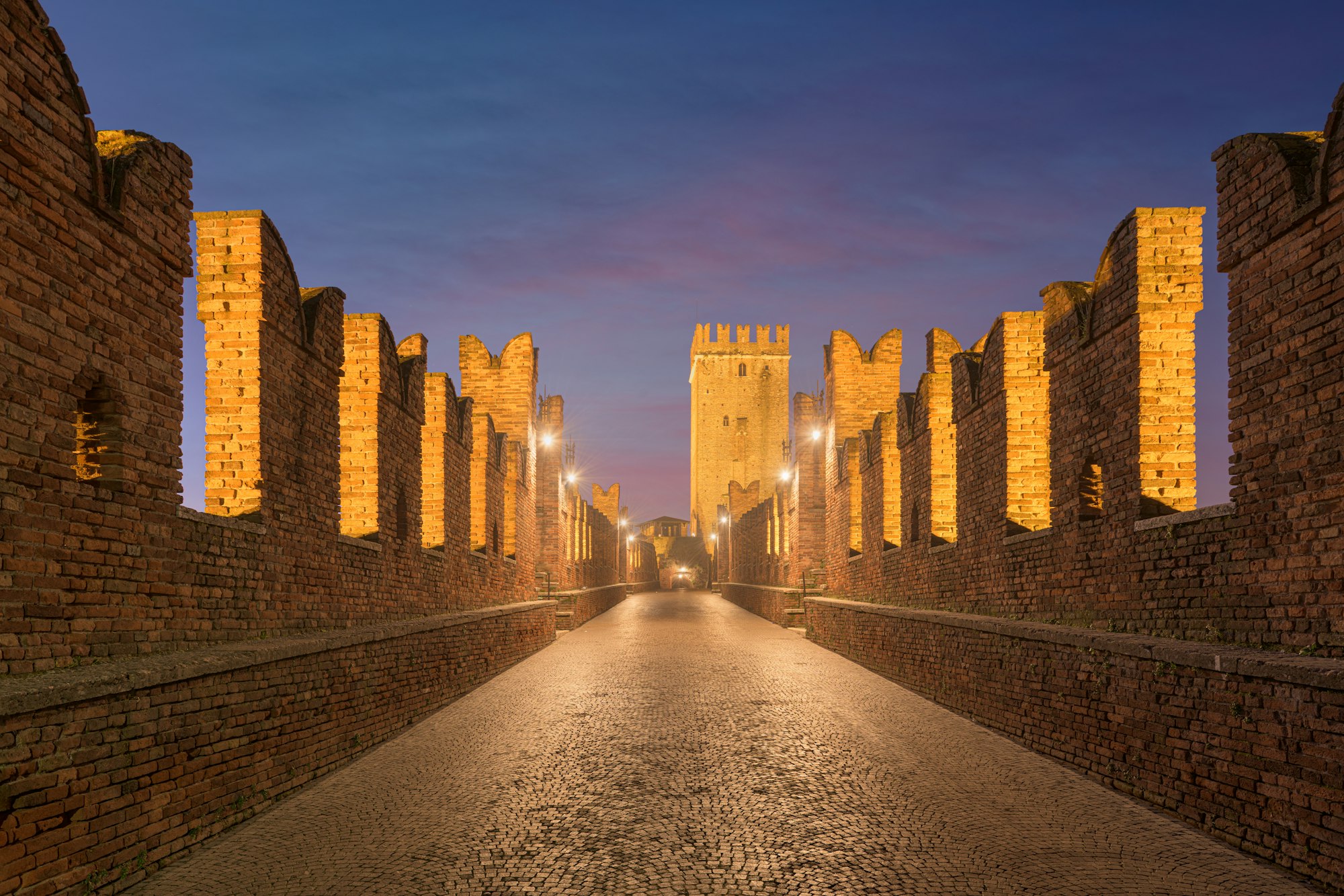 Ponte di Castelvecchio a Verona, Italia al crepuscolo