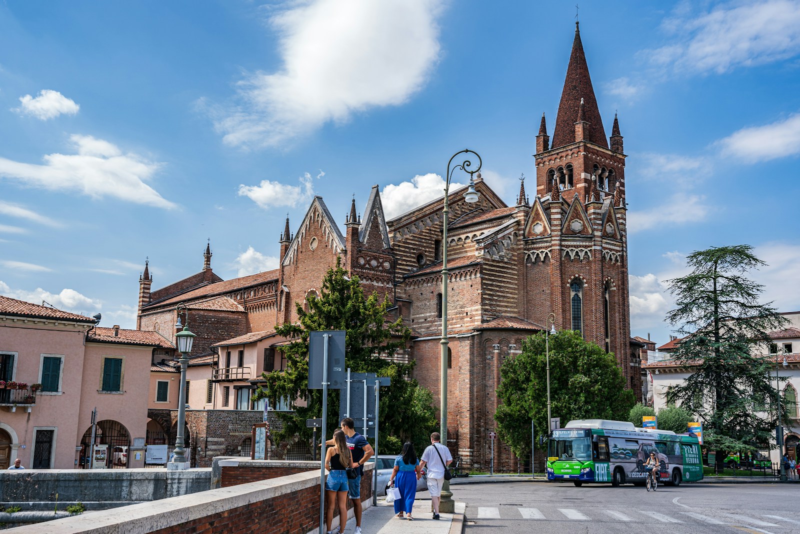 un gruppo di persone in piedi davanti a una chiesa alla chiesa di San Fermo a Verona