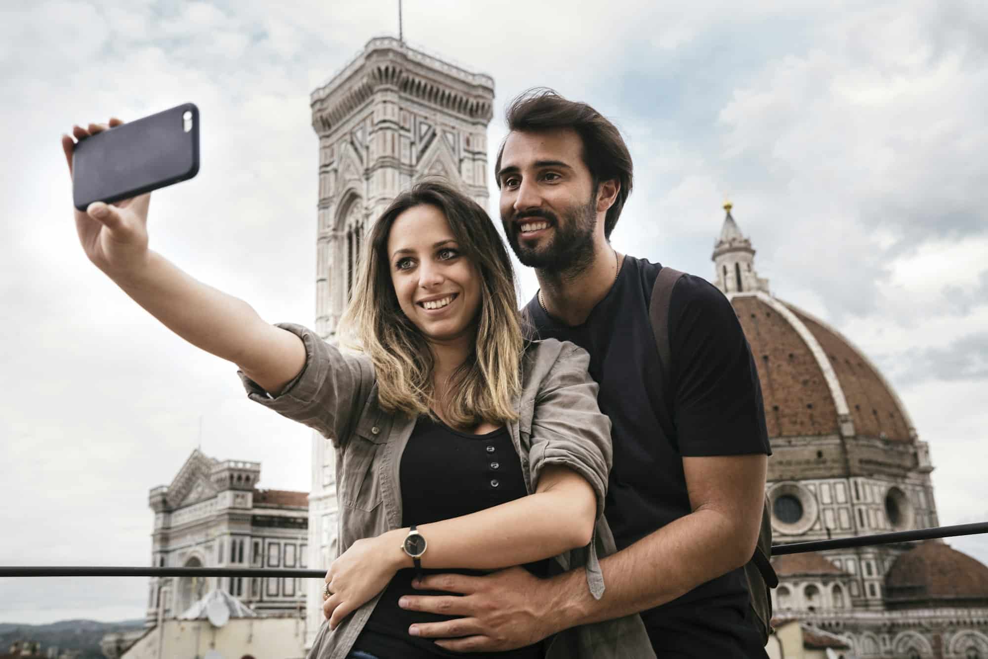 Coppia innamorata che visita Firenze Italia e scatta un selfie con uno smartphone