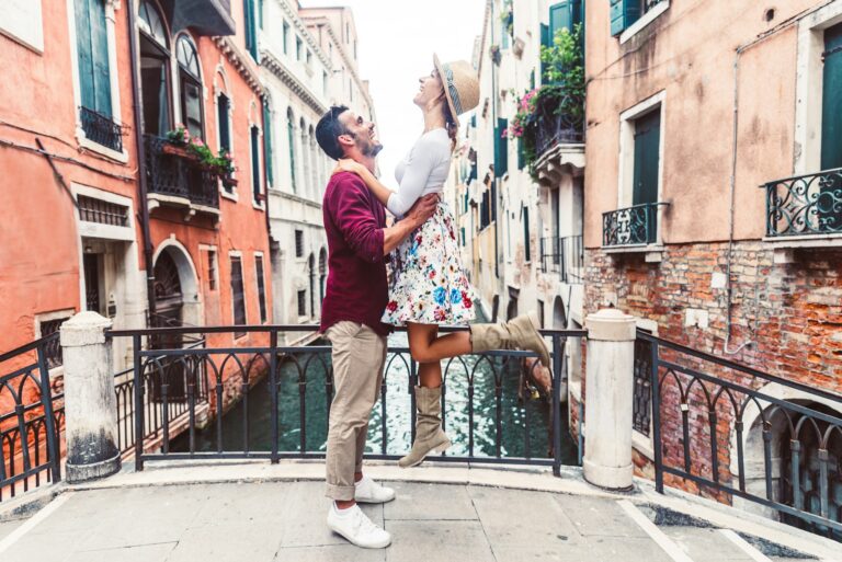 Couple de touristes passant un week-end romantique à Venise.