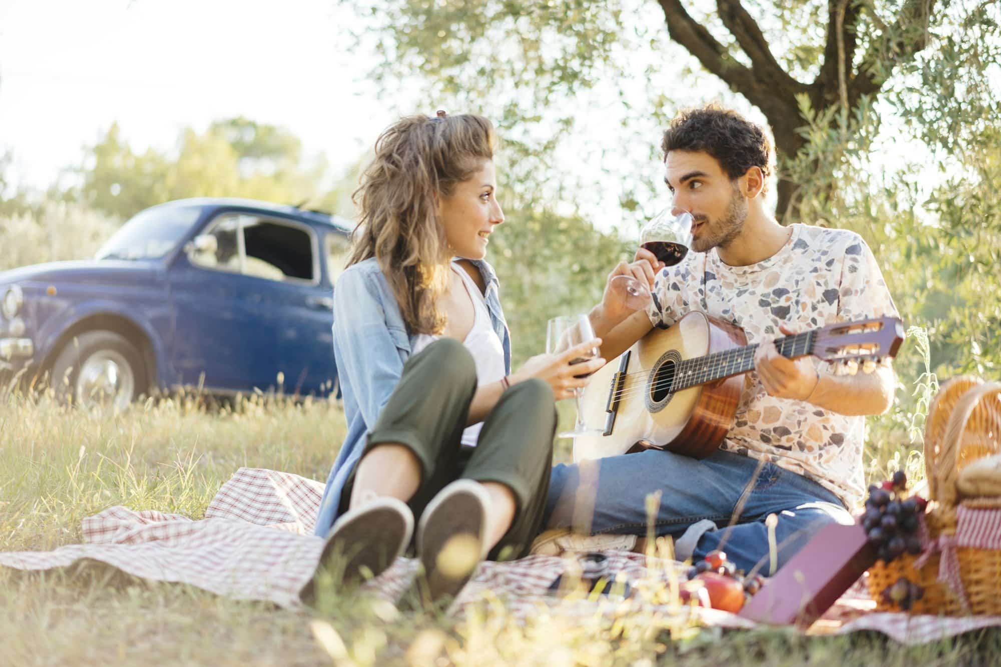 Coppia che fa un Pic-Nic in Toscana