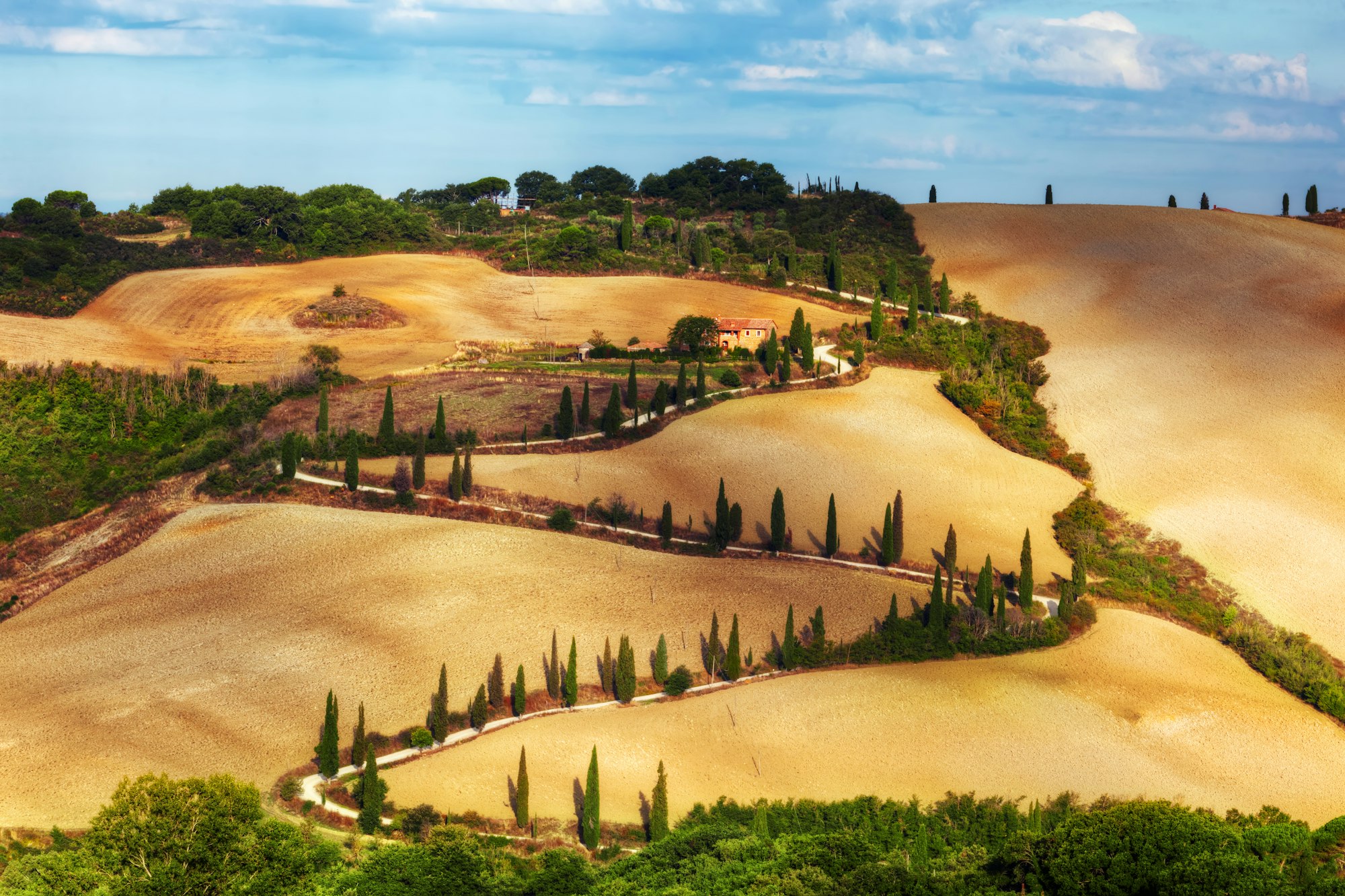 Strada tortuosa dei cipressi in Toscana, Italia. Incredibile paesaggio toscano