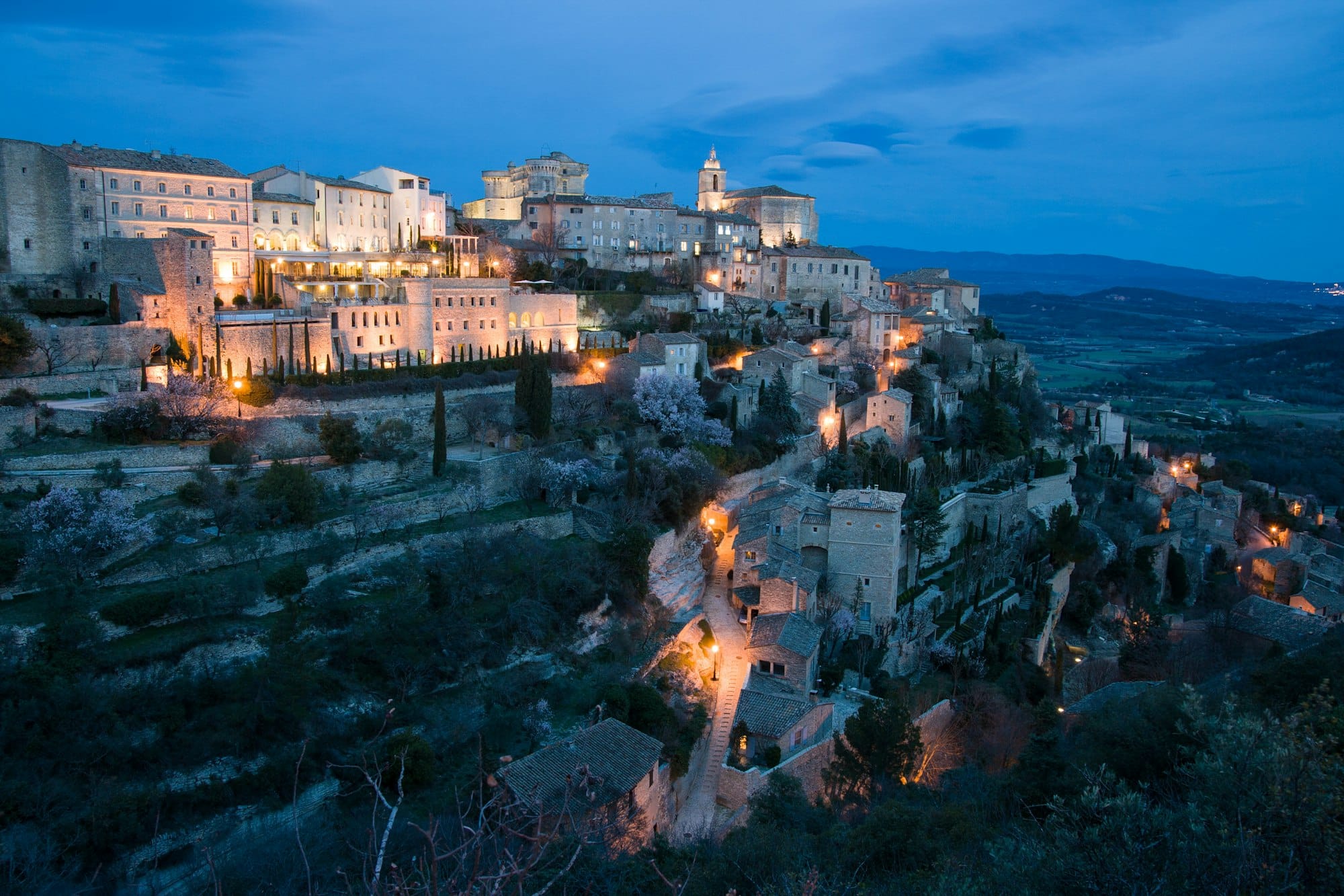 Crepuscolo a Gordes in Provenza, Francia