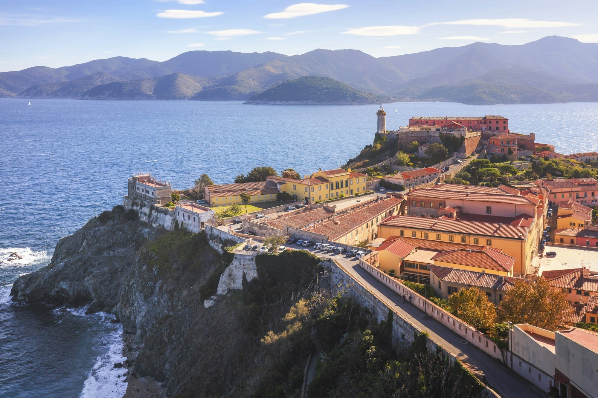 Isola d'Elba, veduta aerea di Portoferraio. Faro e forte. Toscana, Italia.