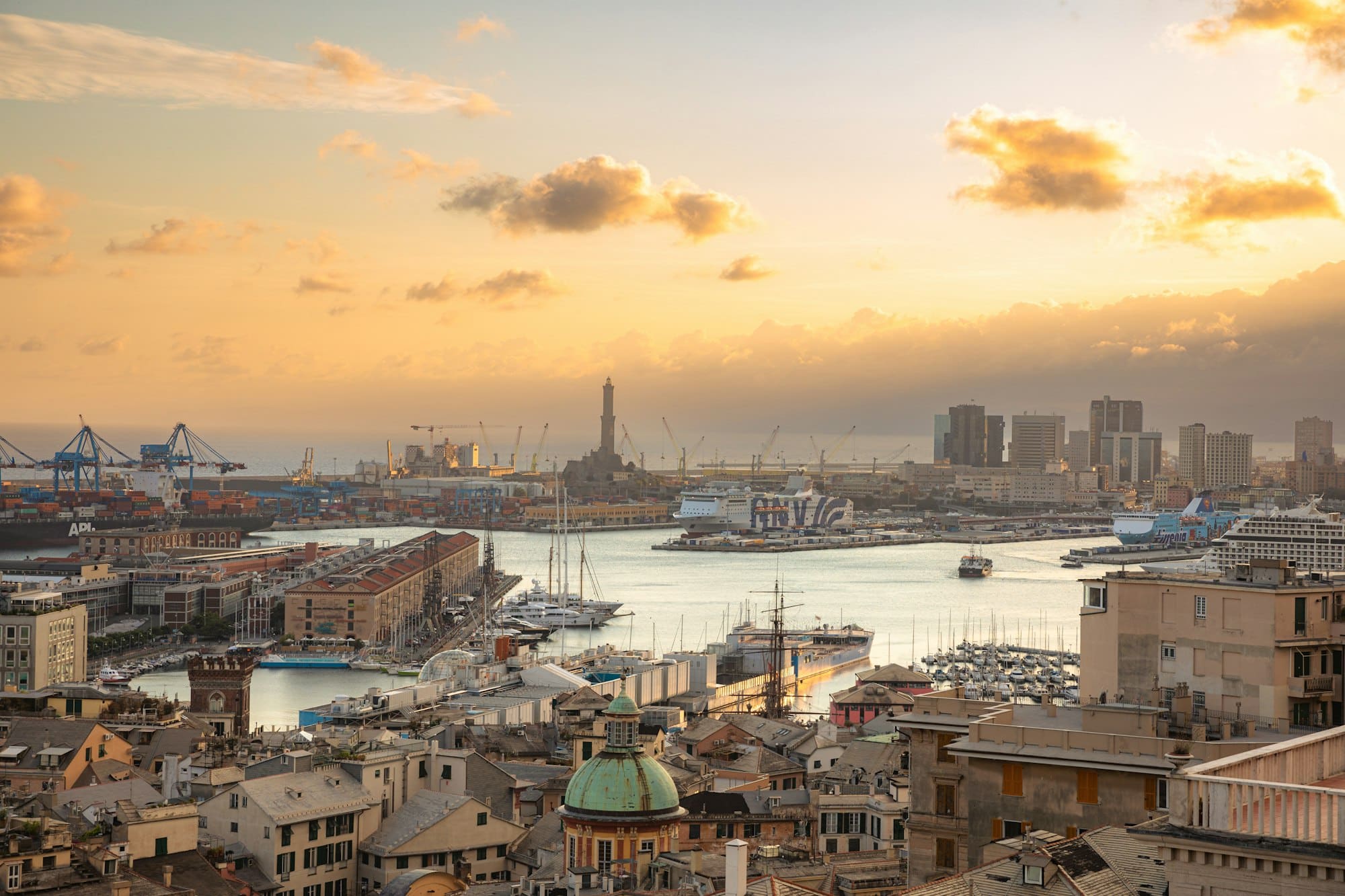 Genova, panorama sul vecchio porto