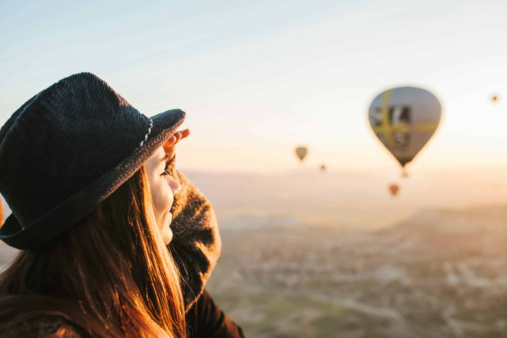 Ragazza in volo sulla Mongolfiera