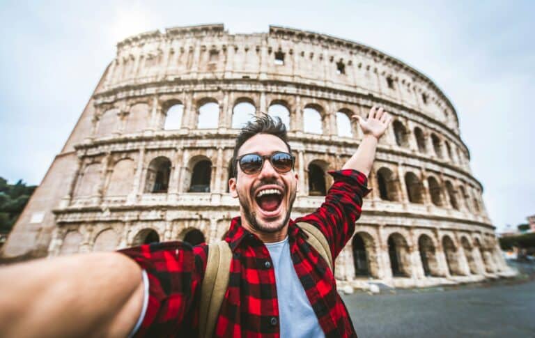 Touriste heureux visitant le Colisée à Rome, Italie